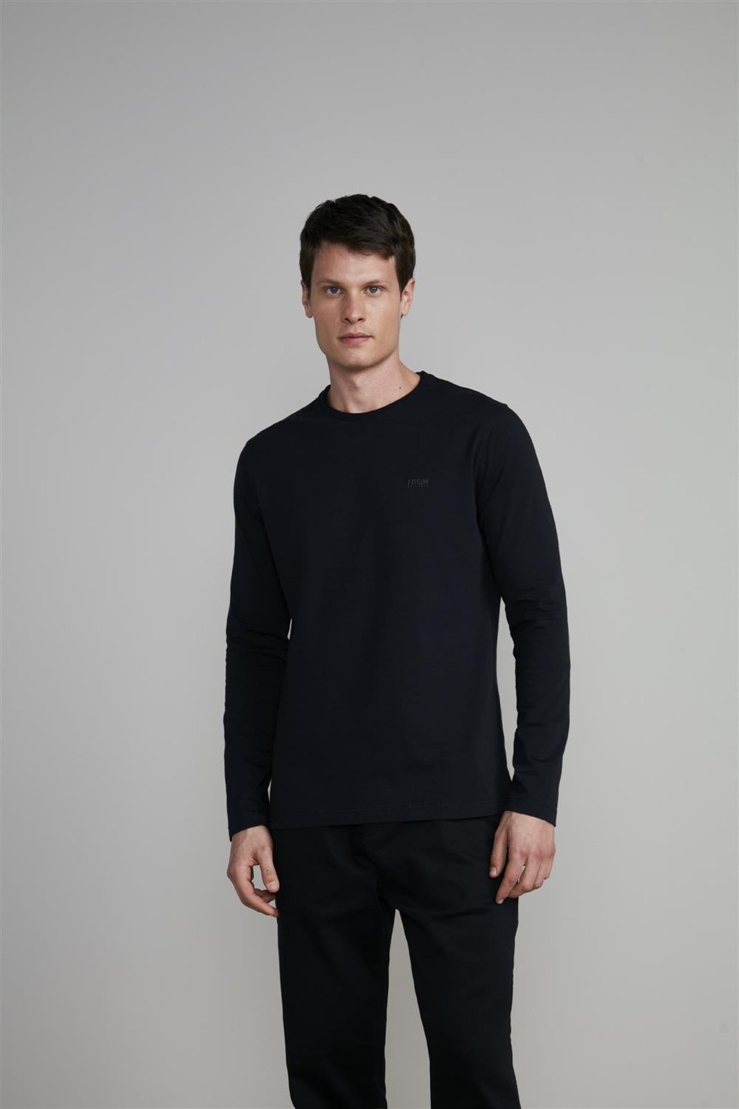 HIGHSTIL Camiseta Manga Longa Malha Slim Fit – Preto