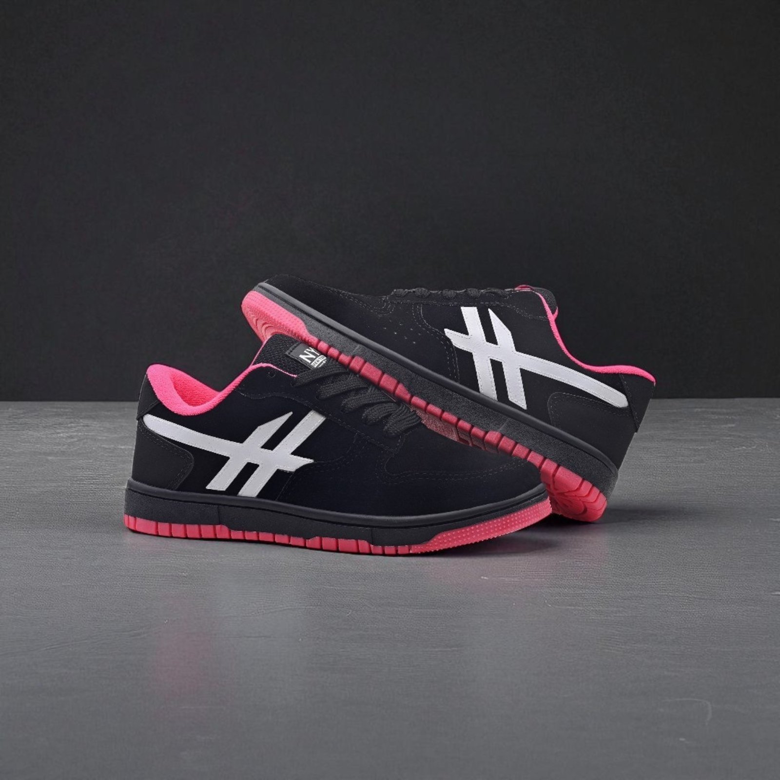 Vista 2 Tenis Skatista Nyc Shoes Lançamento Com Estilo NYC CM40 Femenino e Masculino NYC NEW YORK CITY SHOES preto/vermelho NYC NEW YORK CITY SHOES preto/vermelho
