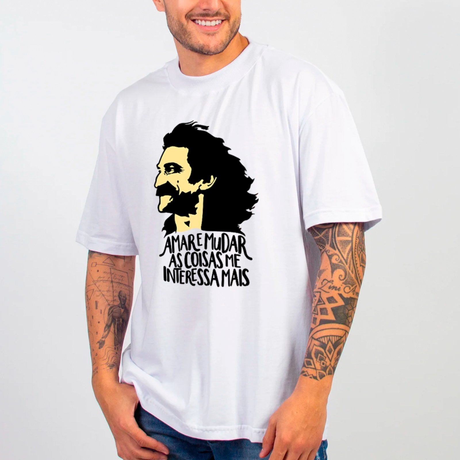 Vista 2 Camiseta Ousy Oversized Belchior Amar e Mudar as Coisas Literatura Brasileira Unissex preto ousy preto