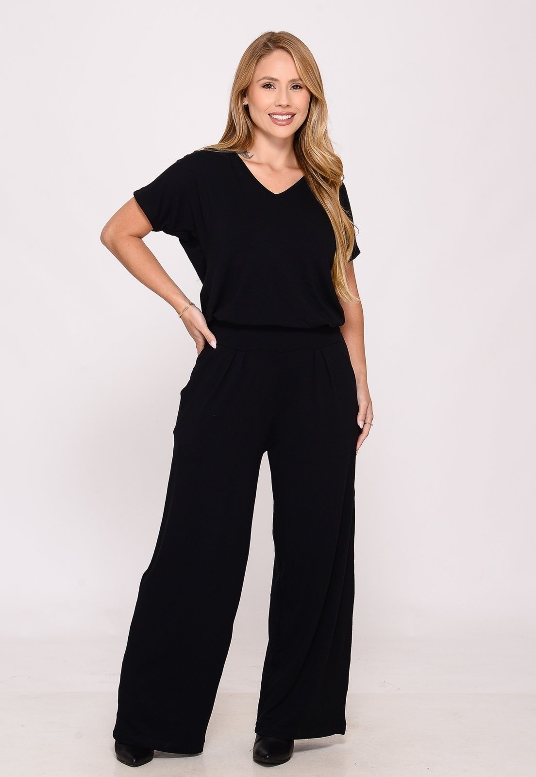 Macacão Feminino C/ Decote Nas Costas BBonnie Cecília Preto