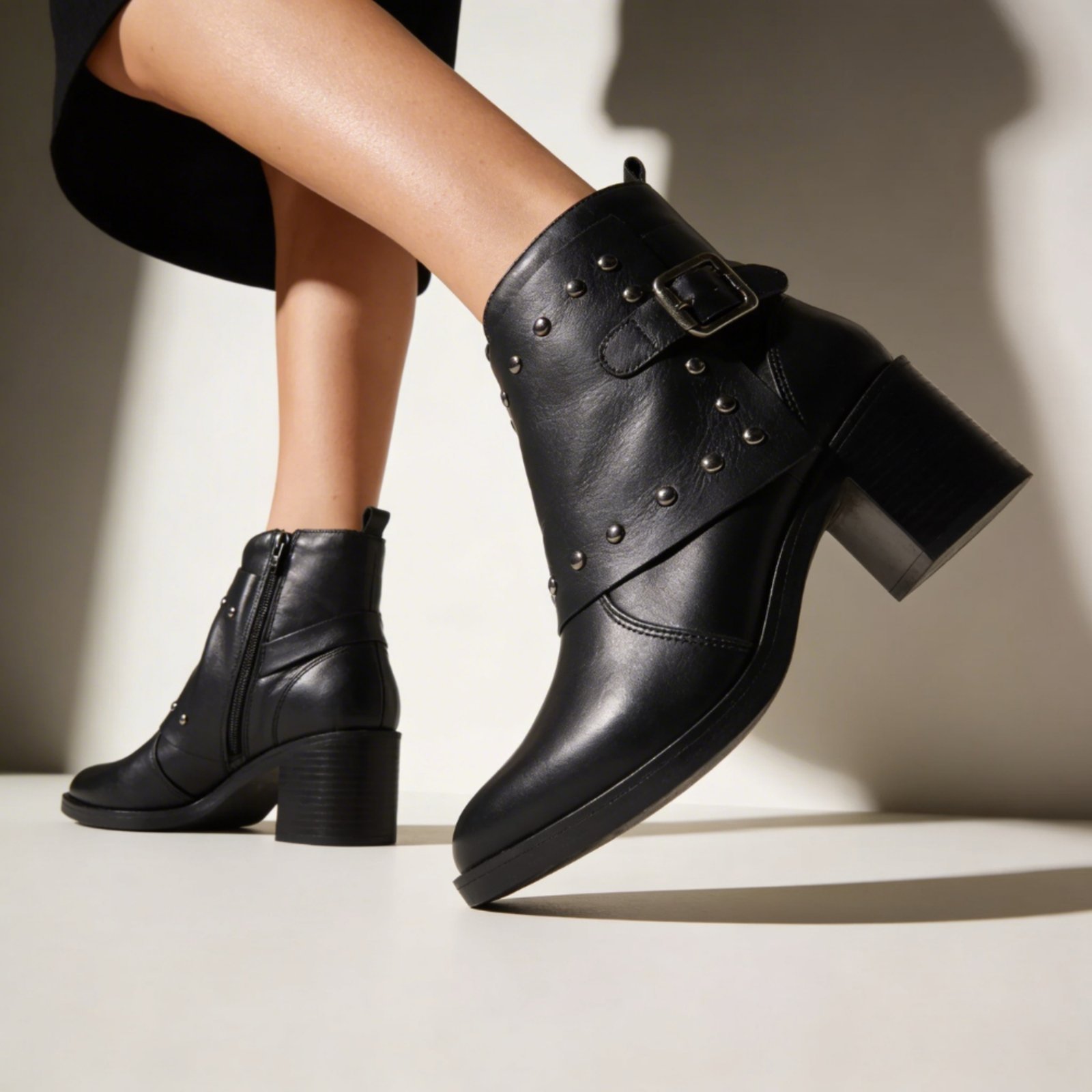 Bota em Couro Maria Paula Cano Curto Tacha Preto
