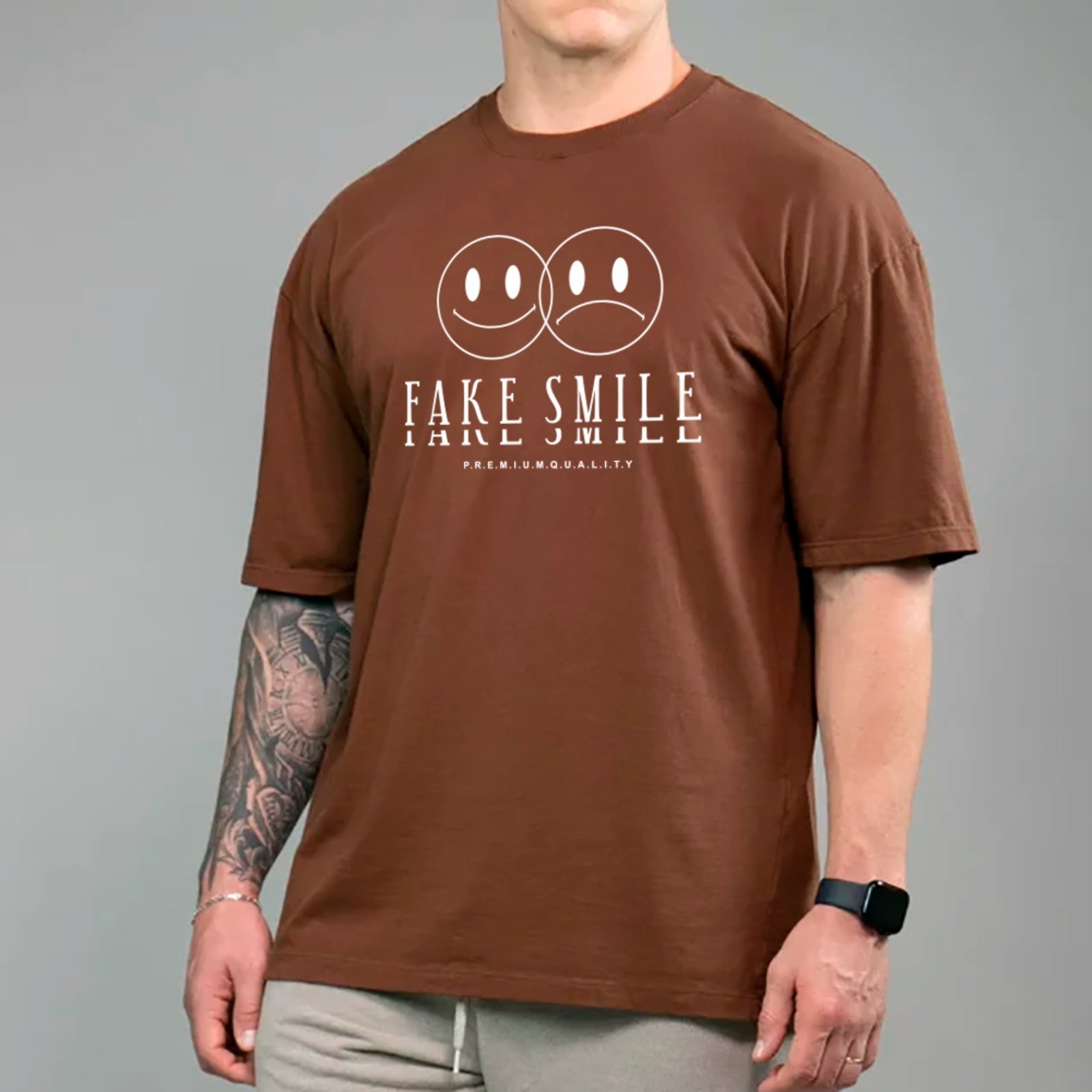 Vista 2 Camiseta Ousy Streetwear Fake Smile Premium Oversized Unissex marrom ousy marrom