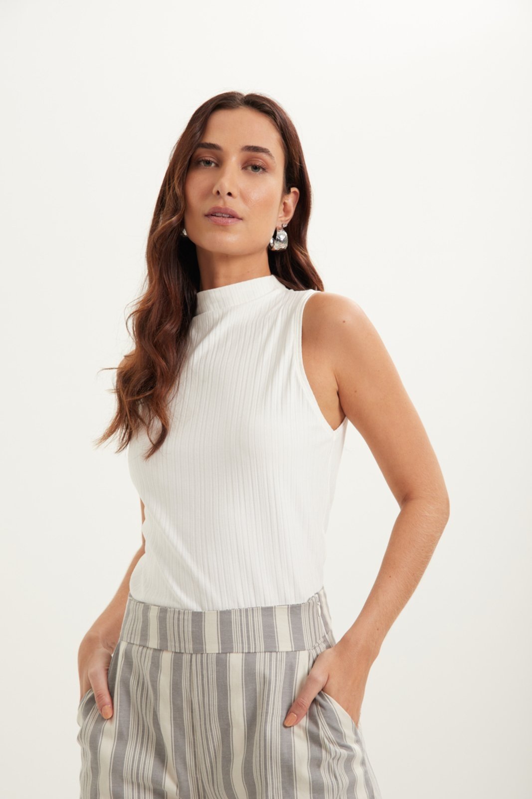 Blusa Básica Sem Mangas Com Gola Alta Essential