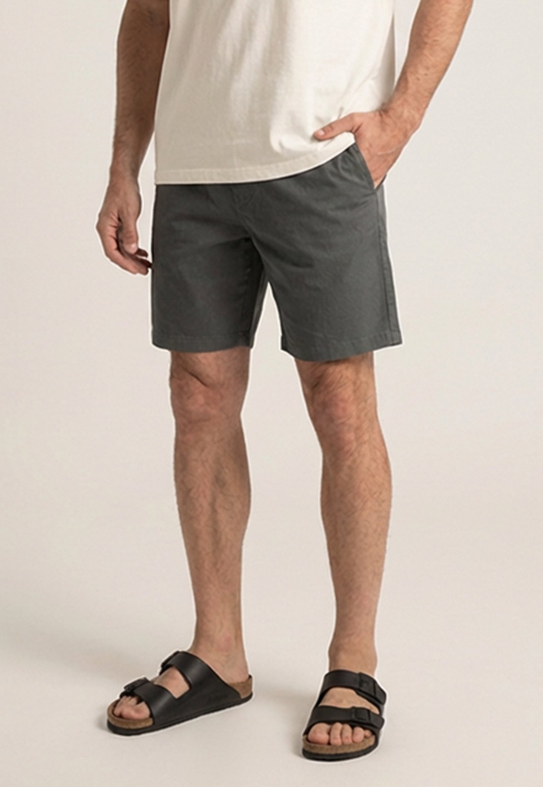 Vista 2 Bermuda Masculina Sarja Slim Fit com Cós Elástico e Cordão Conforto Mobilidade e Estilo Casual Macaw cinza Macaw cinza