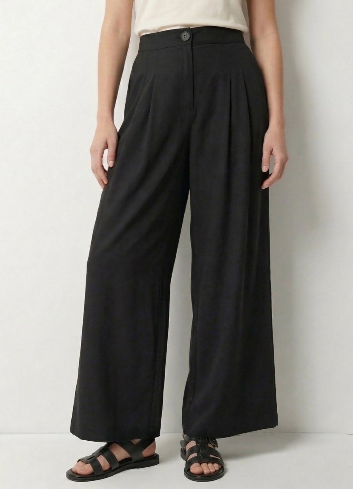 Calça Pantalona Preta em Viscose com Pregas e Bolsos
