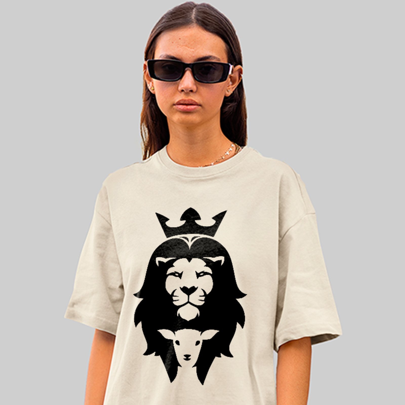Camiseta Oversized Leão E Cordeiro Cristão Fé Streetwear Off White
