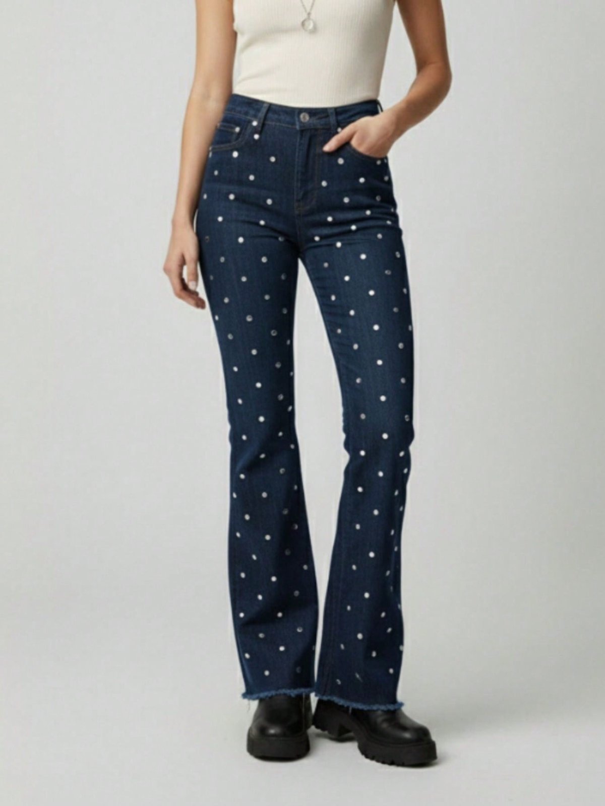 Calça Flare Feminina Jeans com Detalhe Plaquinha Prata Tachas Rebites Prateados