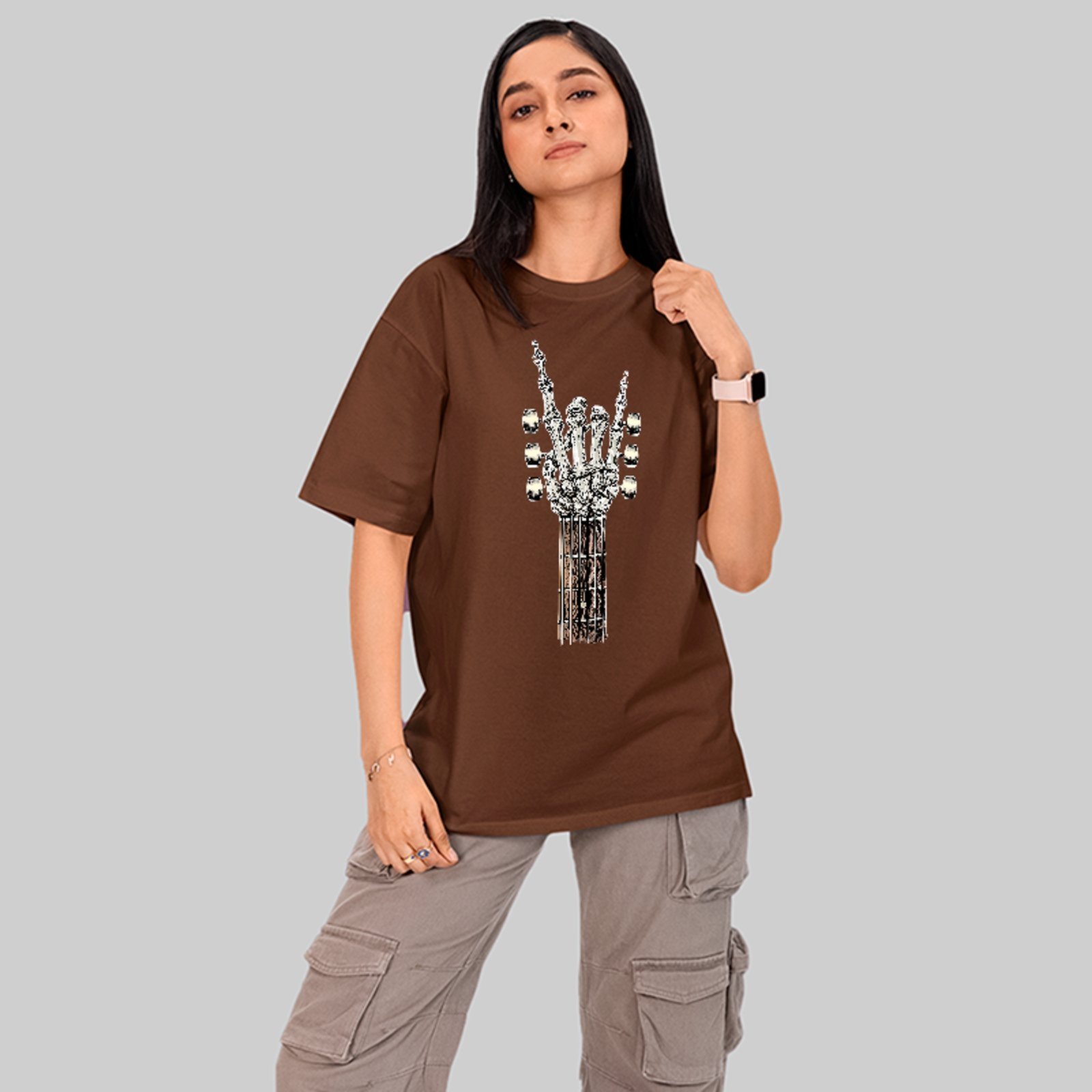 Camiseta Oversized Premium Rock Skeleton Hand Guitar Unissex Marrom