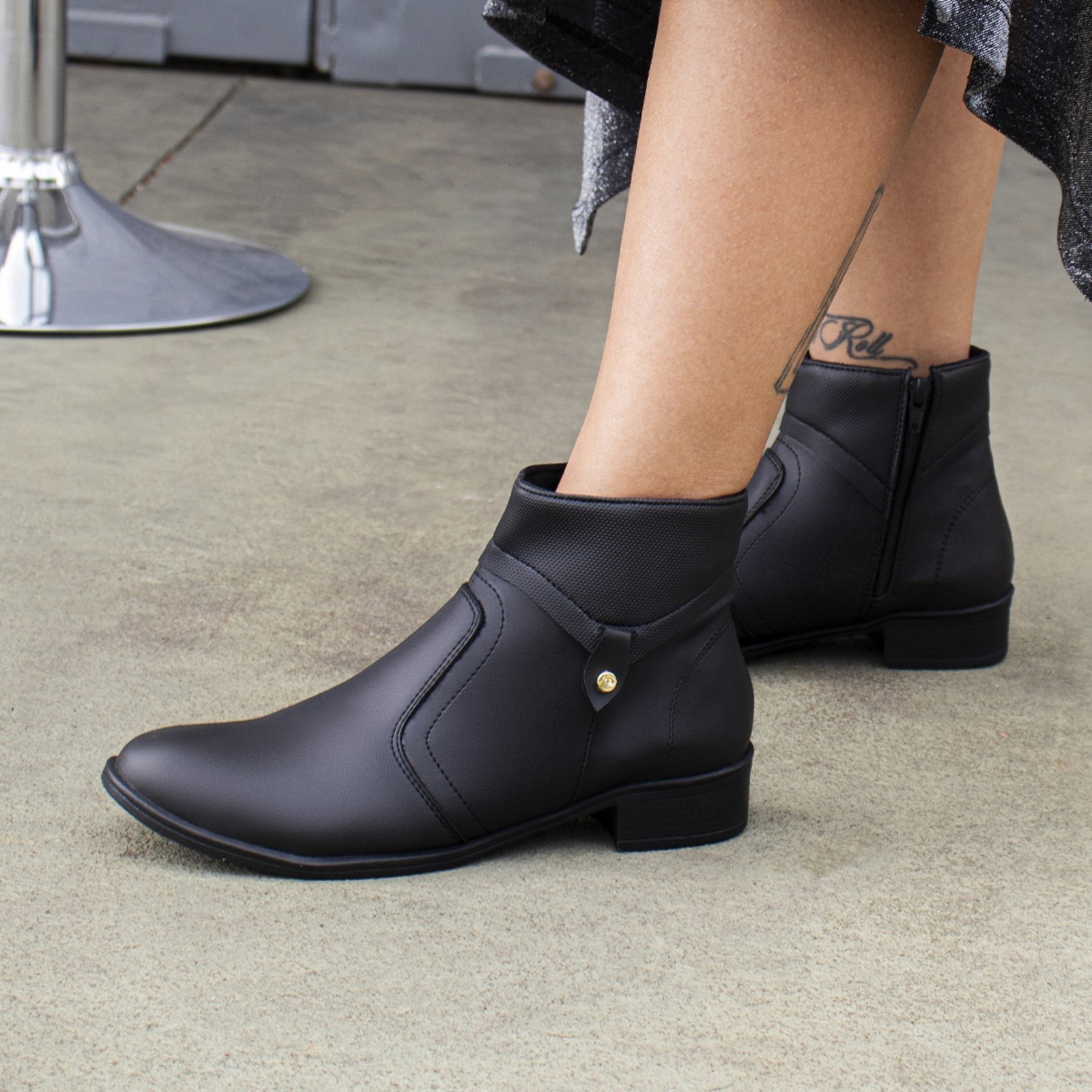 Bota Feminina Cano Curto Salto Baixo Lisa Confortável Moda
