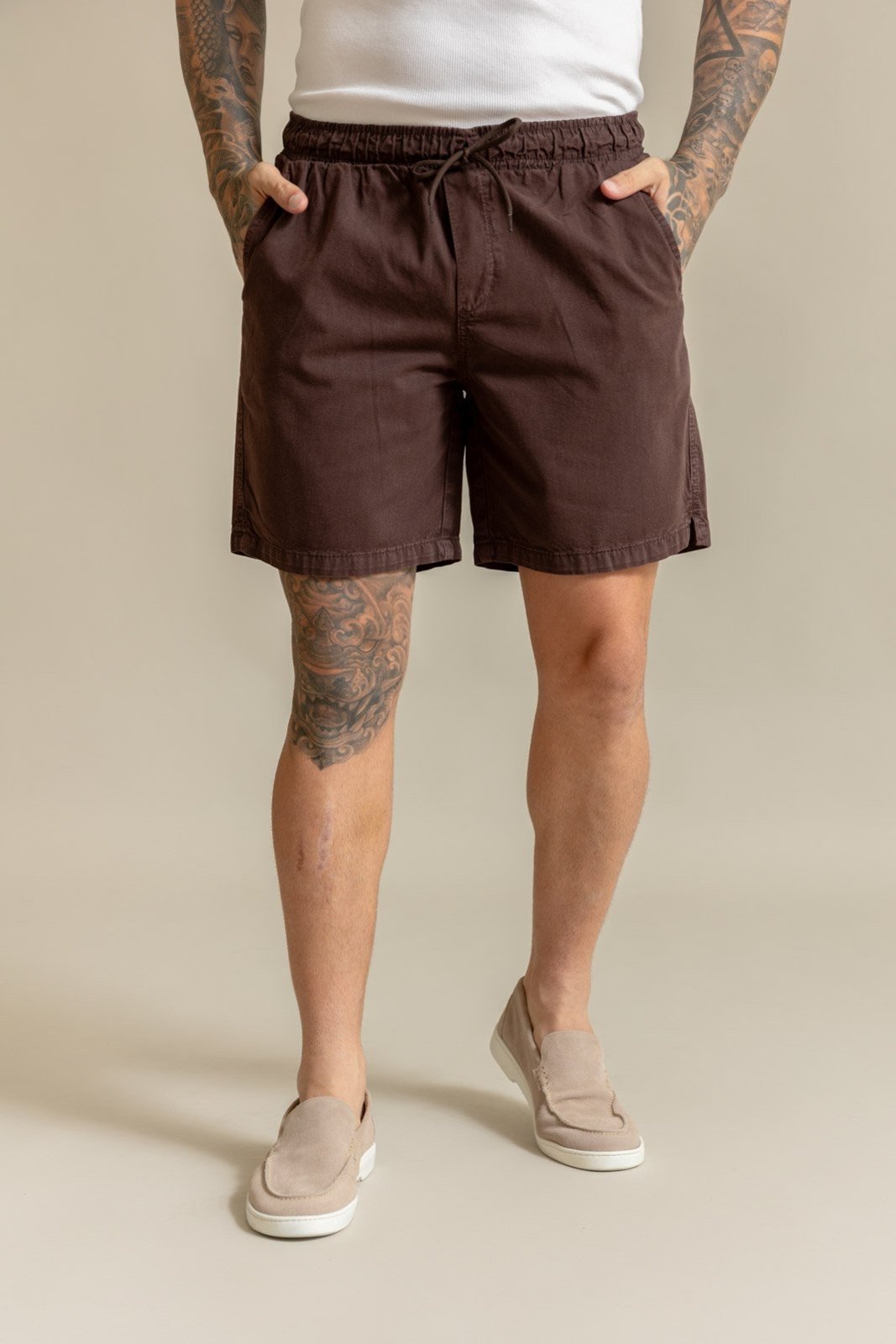 Bermuda Sarja Color Slim Fit Masculina Com Elástico Dialogo Marrom