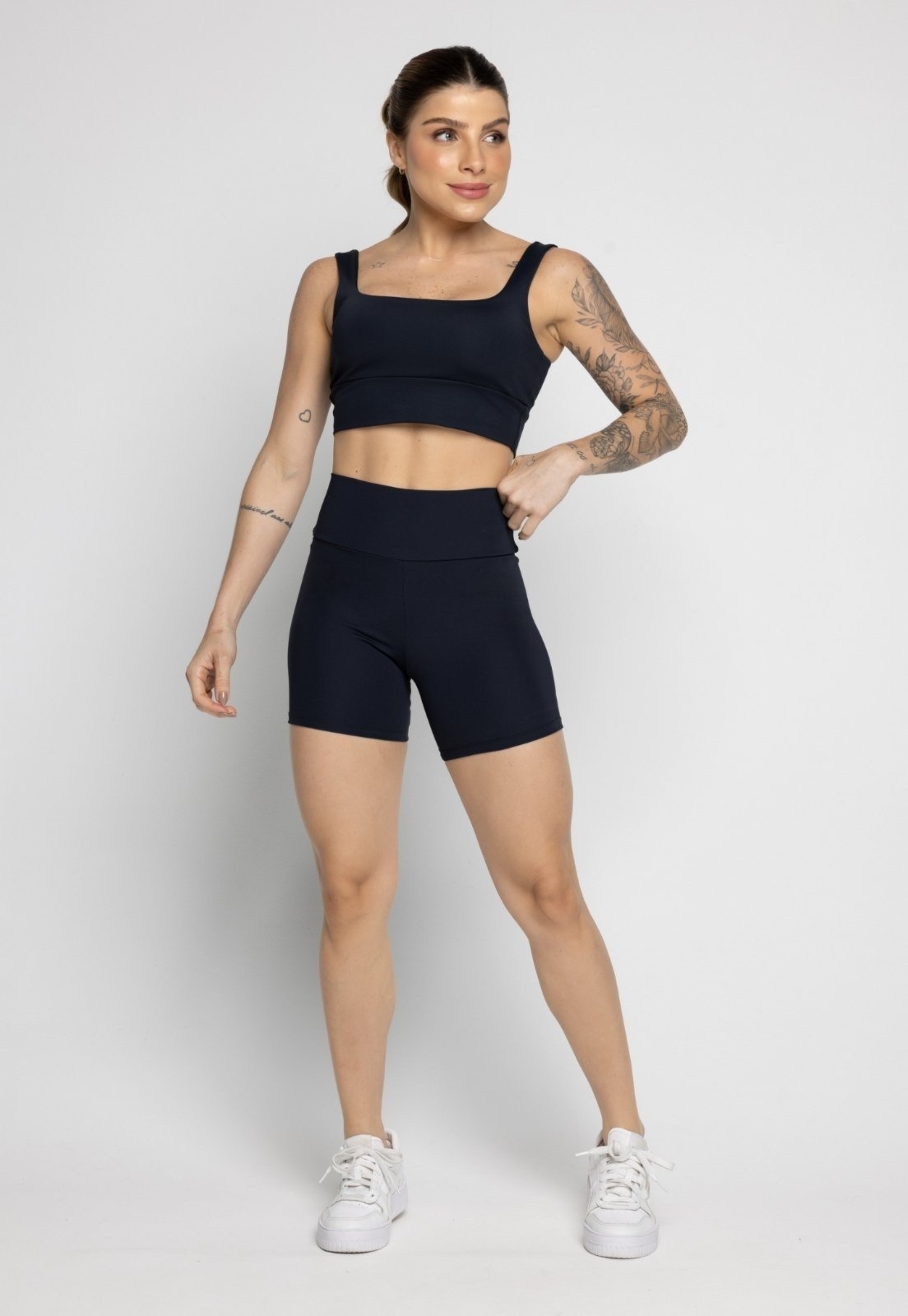 Conjunto Vekyo Top Alça Grossa e Short Poliamida Fitness Cintura Alta Poliamida Preto