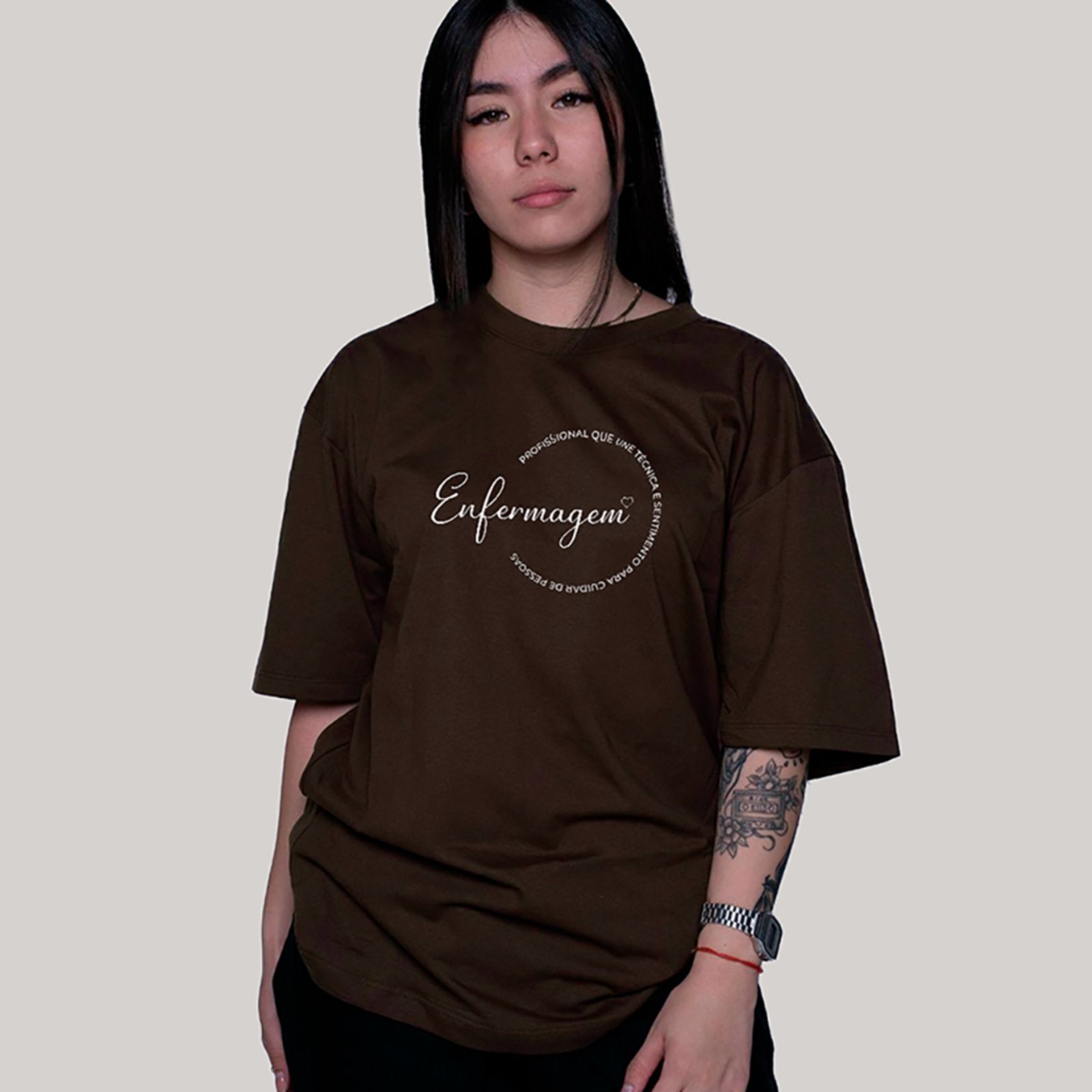 Vista 2 Camiseta Ousy Feminina Profissão Enfermagem Arte Expressiva Orgulho da Saúde Oversized Marrom off-white ousy off-white