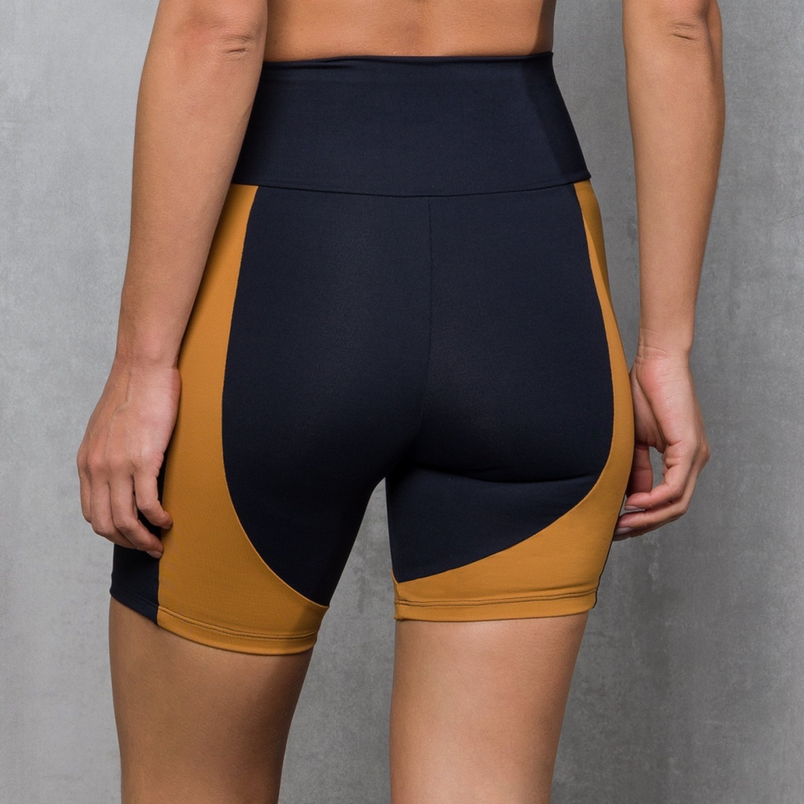 Vista 3 Bermuda Feminina De Chelles Recortes Contrastantes PretaFT1120BE estampado De Chelles estampado