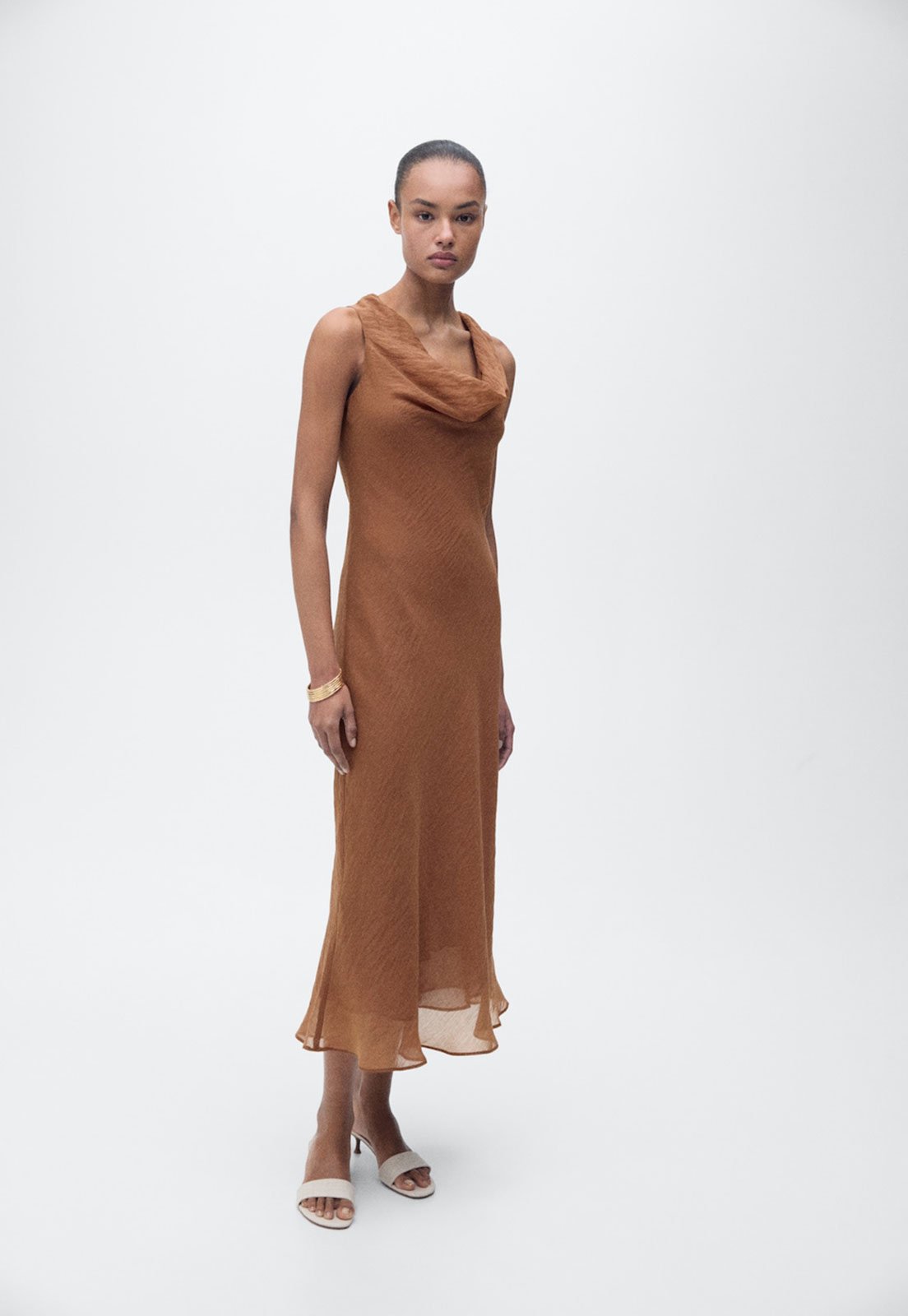 Vestido Mango Midi Decote Degagê Caramelo