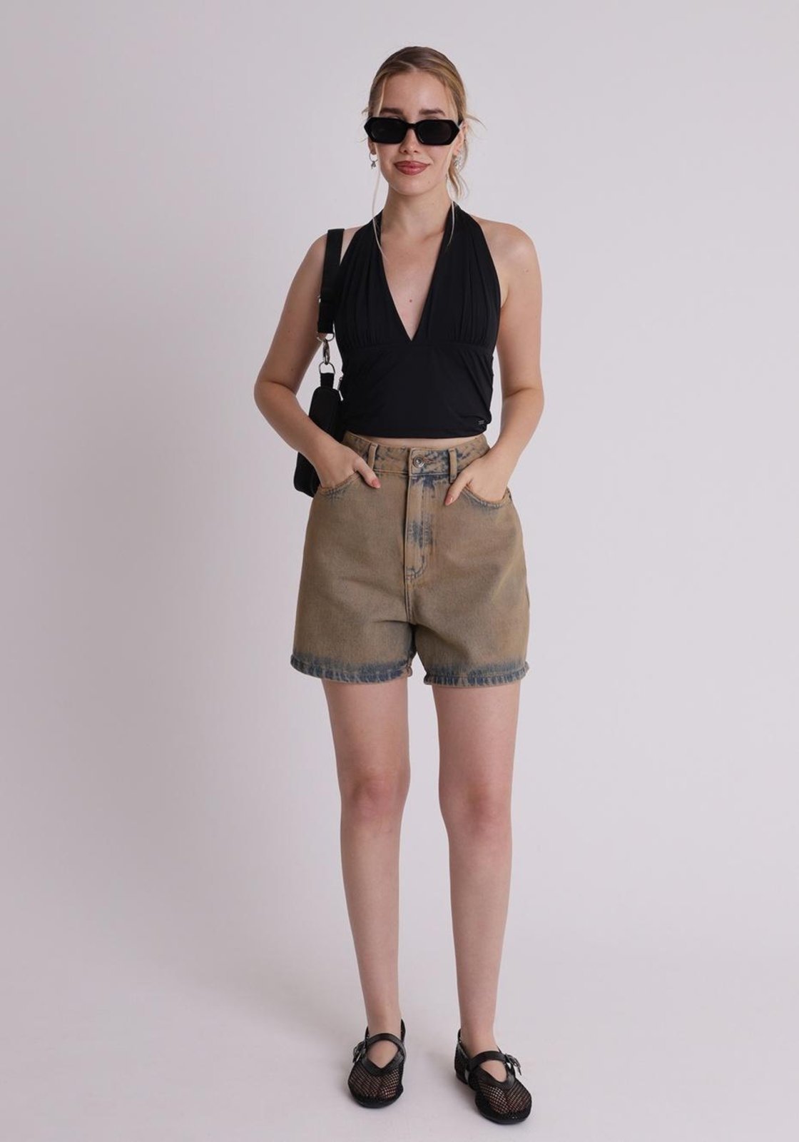 Short jeans com aplicação de conha