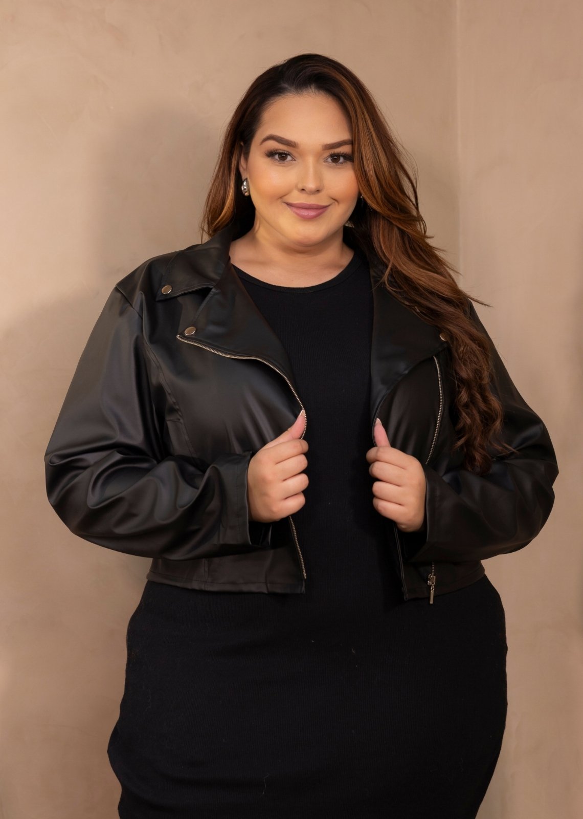 Jaqueta P.U. Cropped Plus Size Com Zíper Cia do Vestido Preto