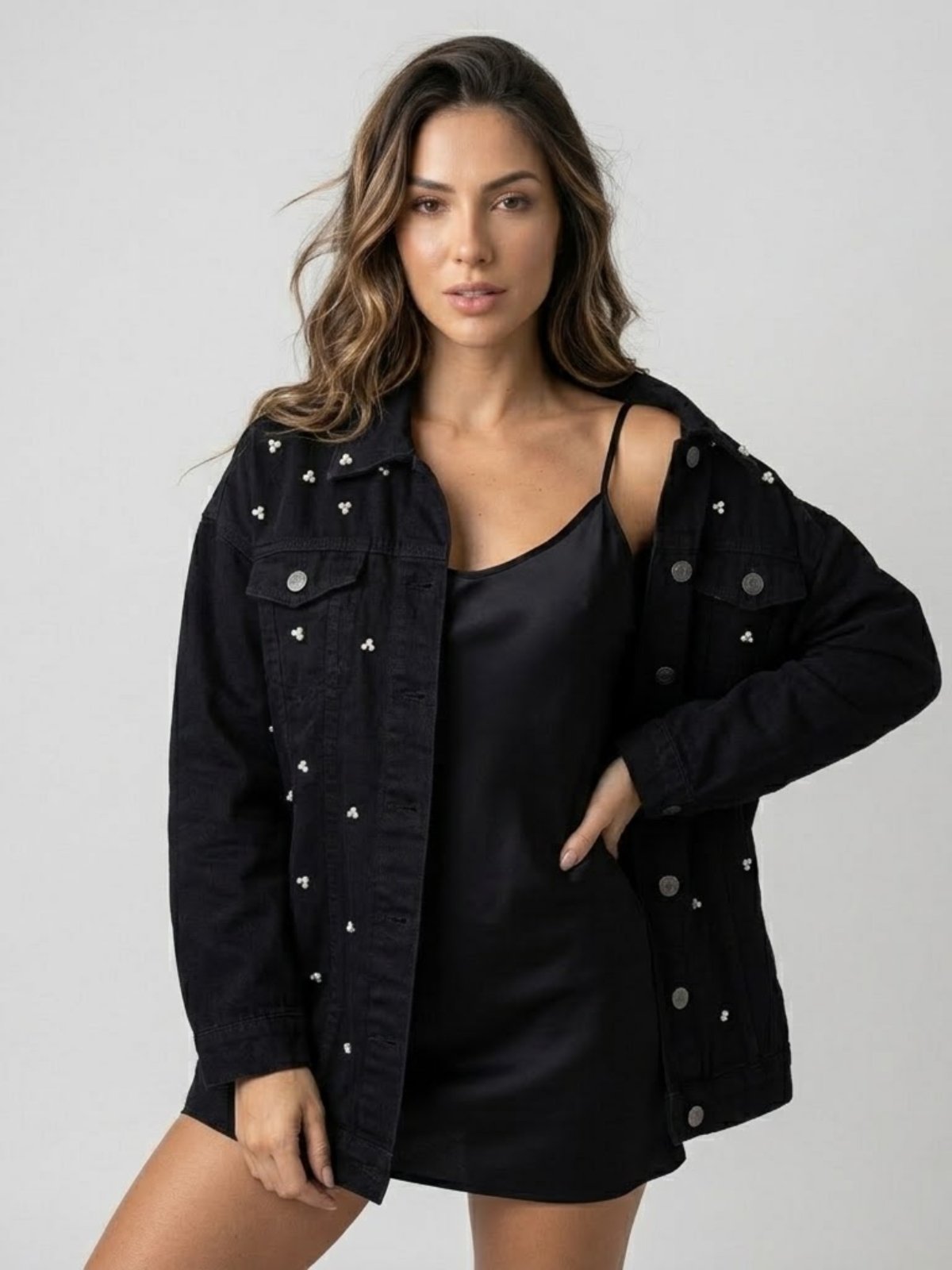 Jaqueta Jeans Preta Maxxi Oversized Feminina com Decoração de Pérolas em Trio Denim Bordado Premium