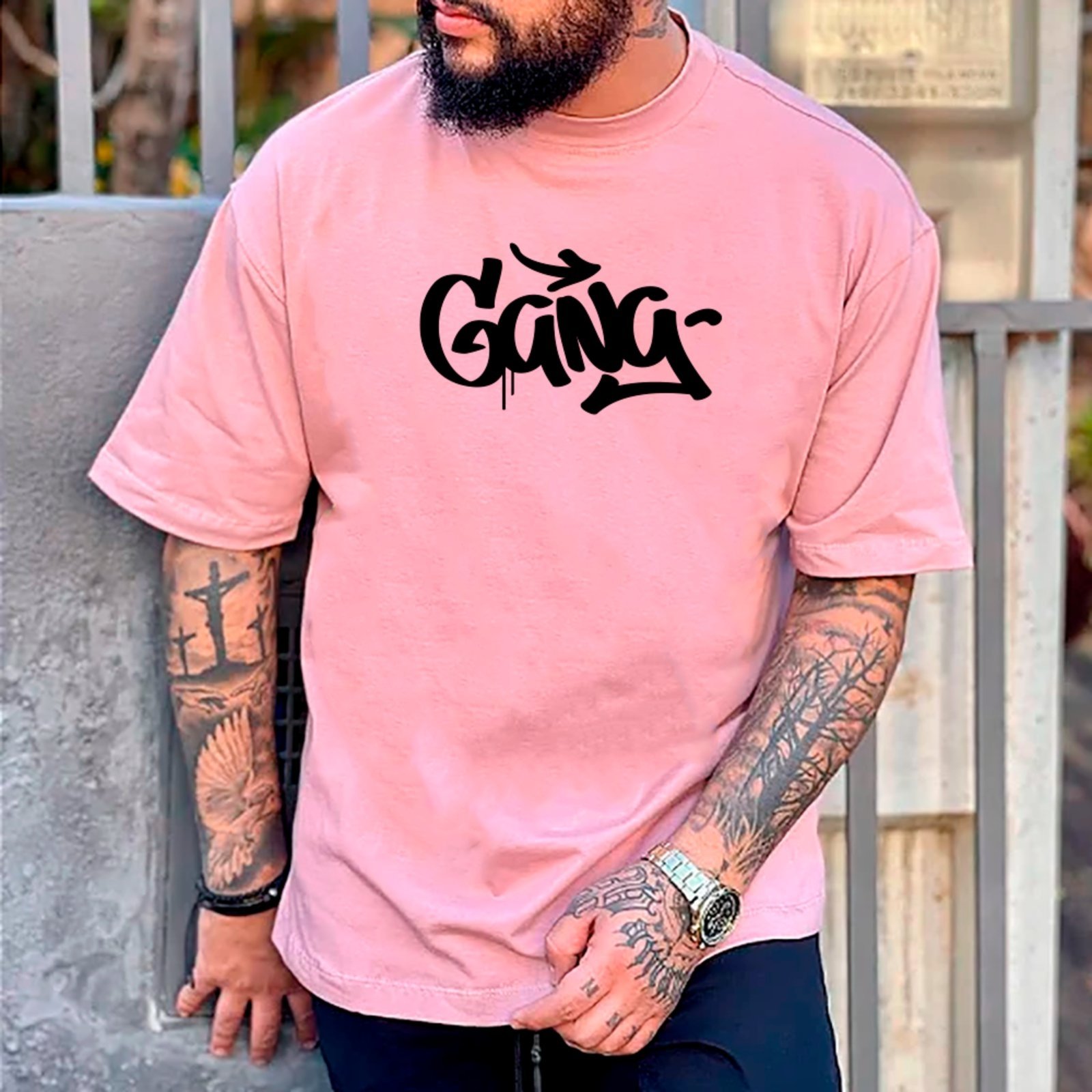 Camiseta Ousy Unissex Gang Visual Impactante Básica Rosa