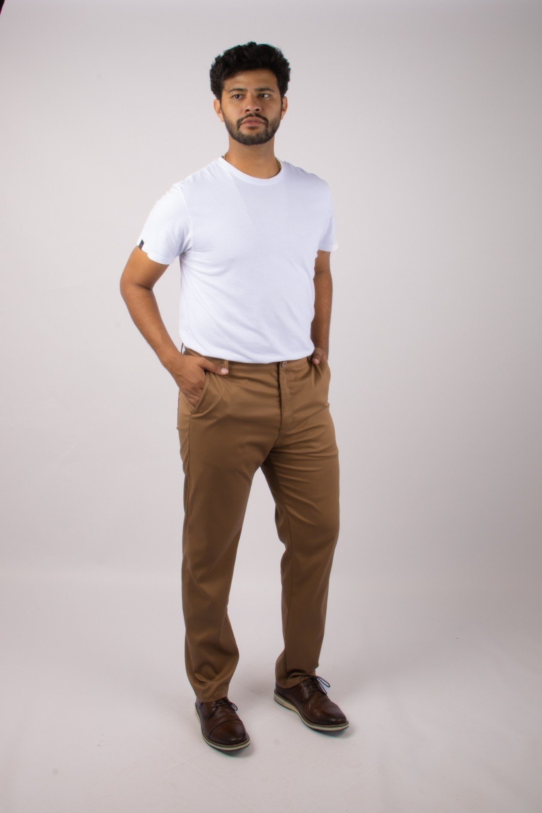 Calça Chino alfaiataria em sarja com elastano Marrom