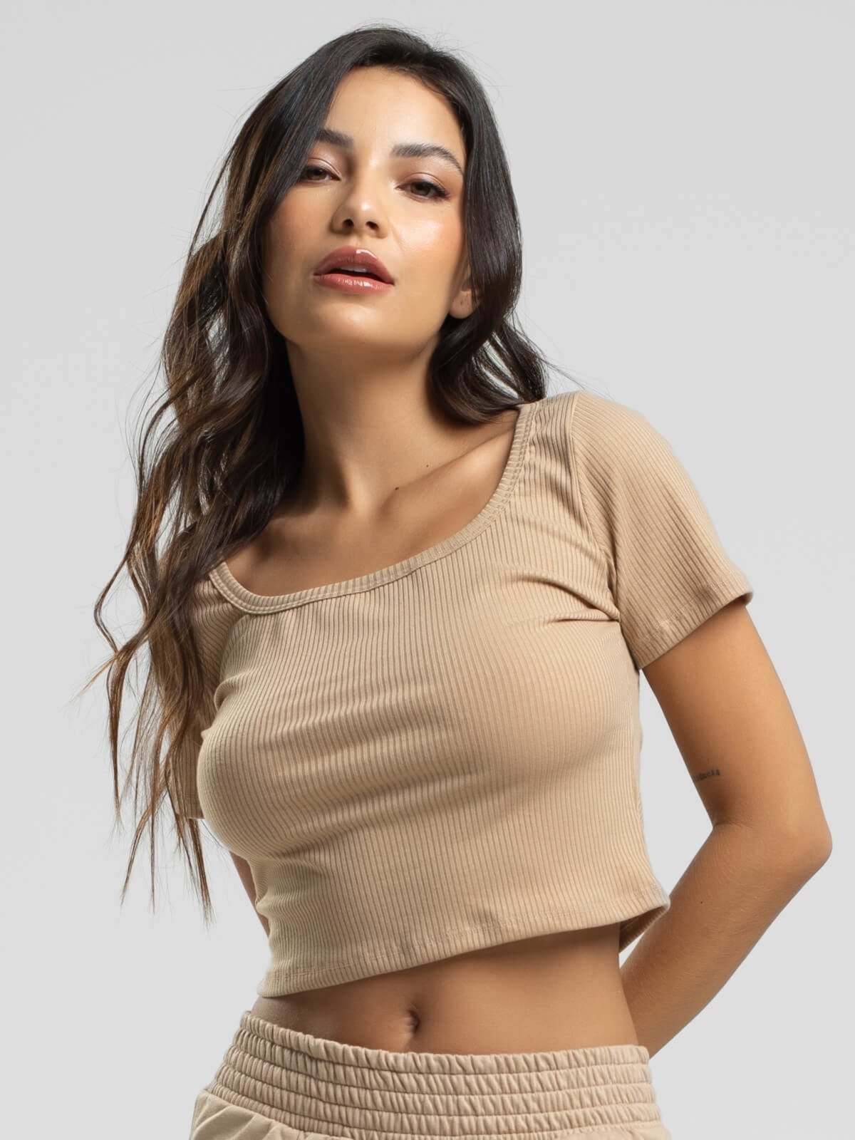 Cropped Canelado Decote Quadrado Manga Curta Moda Casual Vicbela Bege