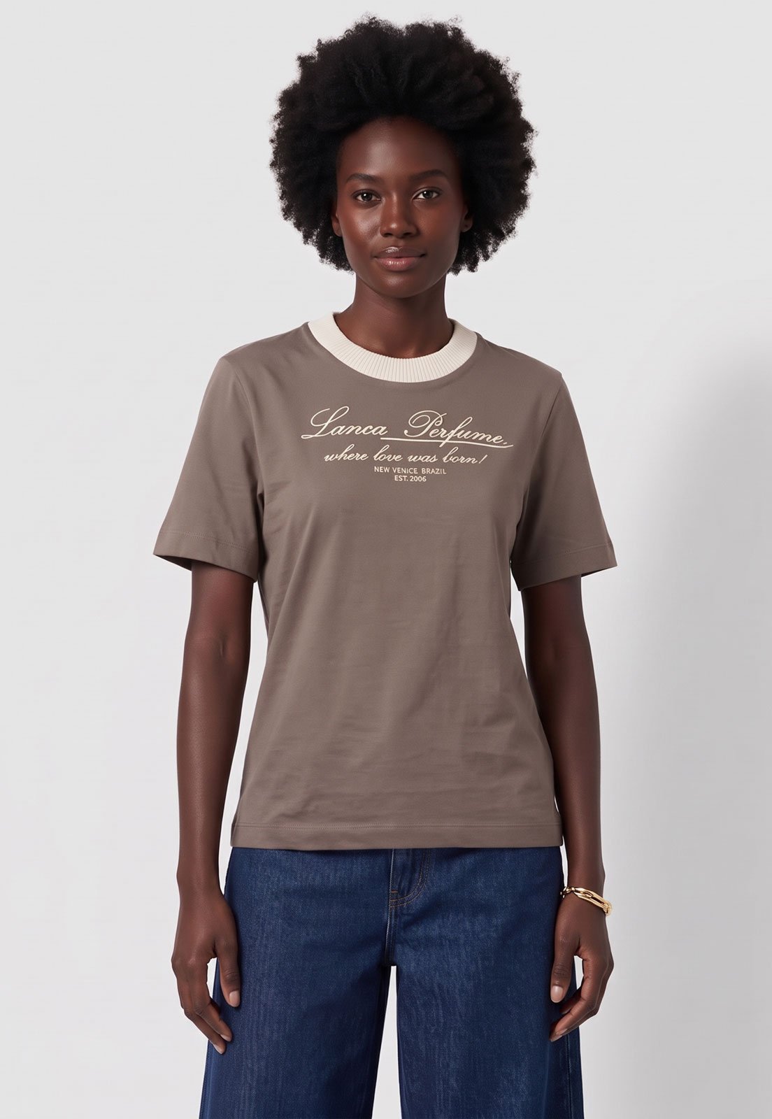 Camiseta Feminina Lança Perfume Estampa Letra Gola Redonda Marrom