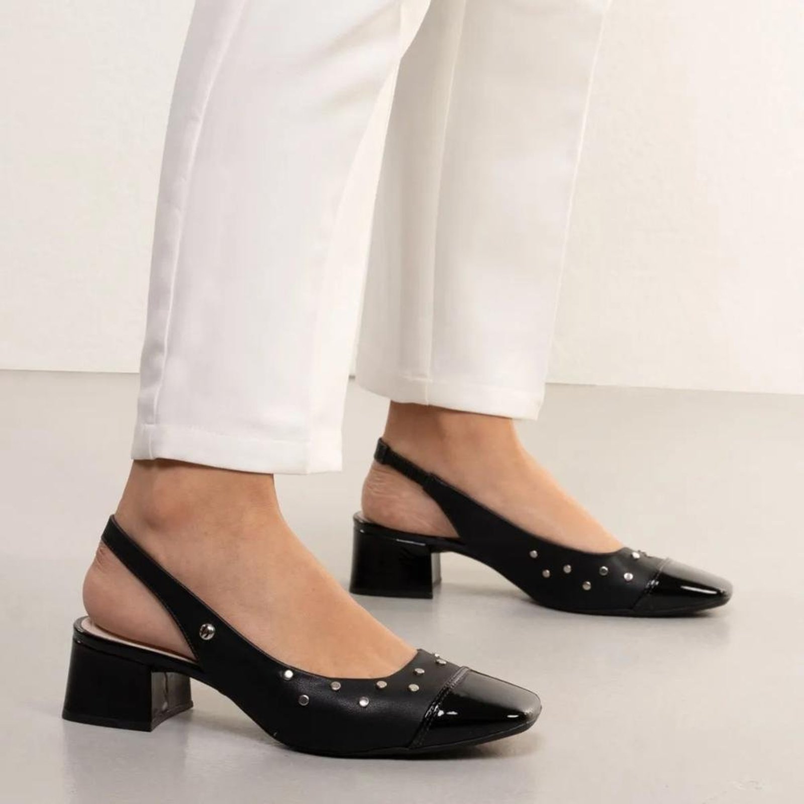 Sapato Sligback cê Tachas Feminino Preto