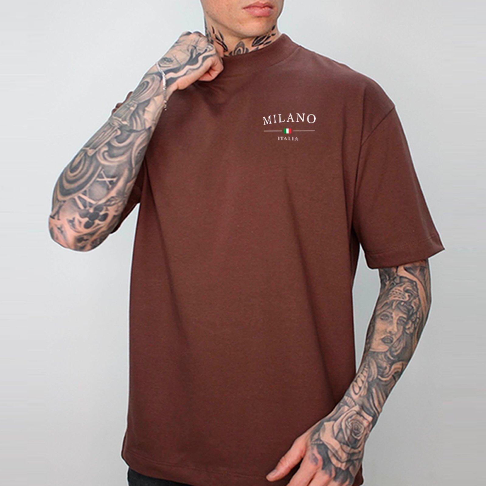 Camiseta Oversized Milano Itália Street Fashion Minimalista Marrom