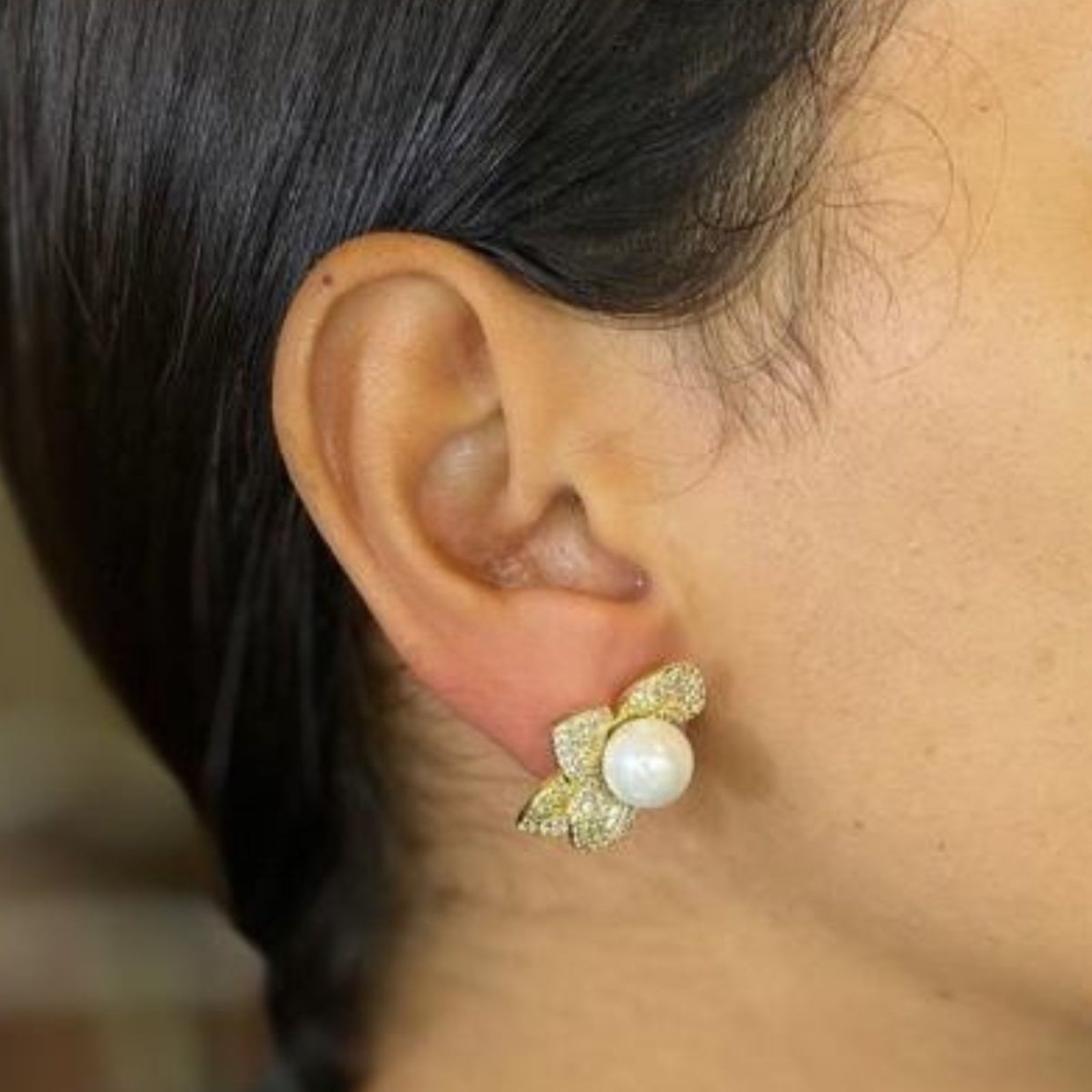 Brinco Vih Triny Petalas Cravejadas com Perola