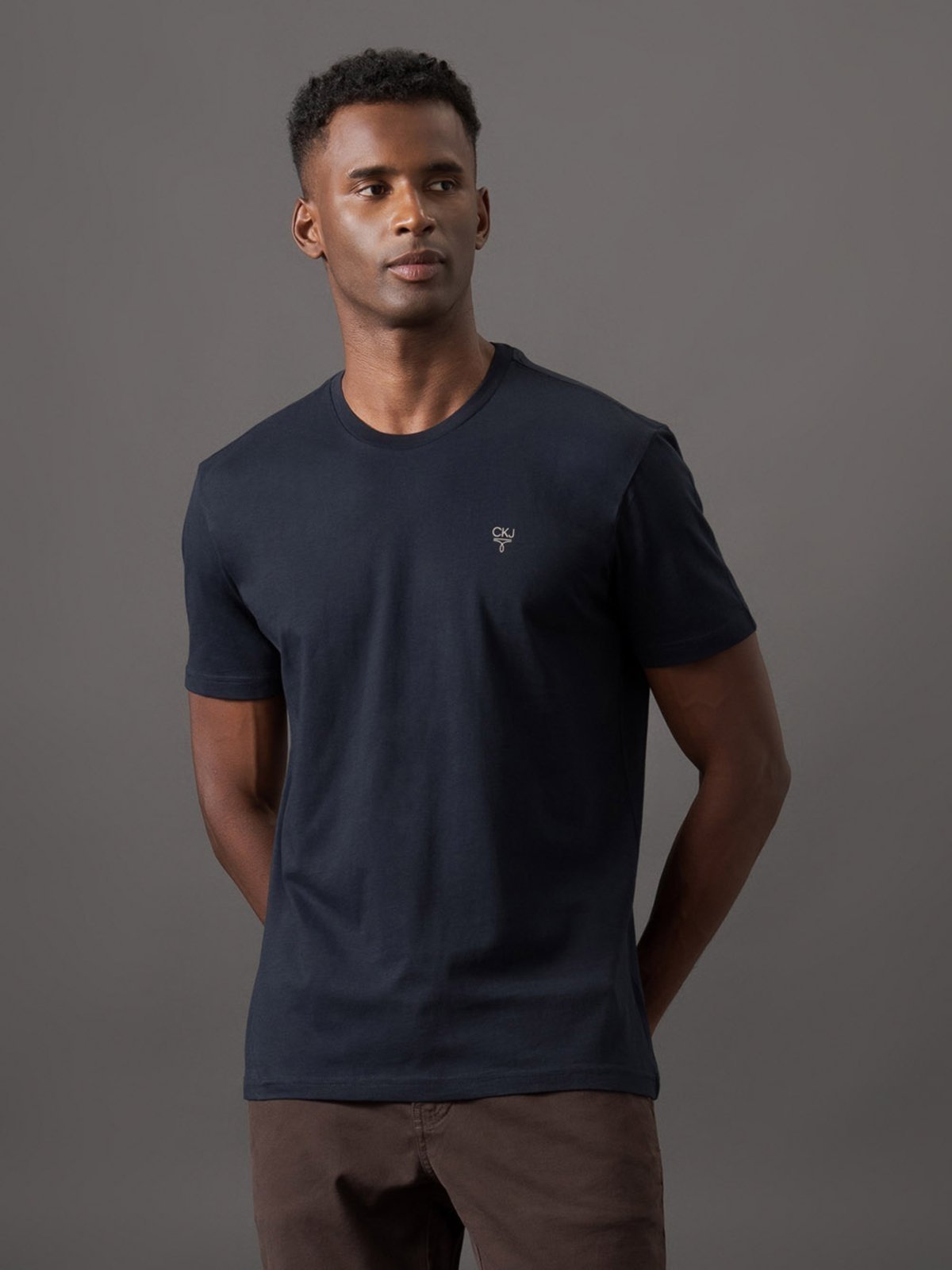 Vista 2 Camiseta Masculina Estampa Ômega No Peito Calvin Klein Jeans - Marinho azul marinho Calvin Klein Jeans azul marinho