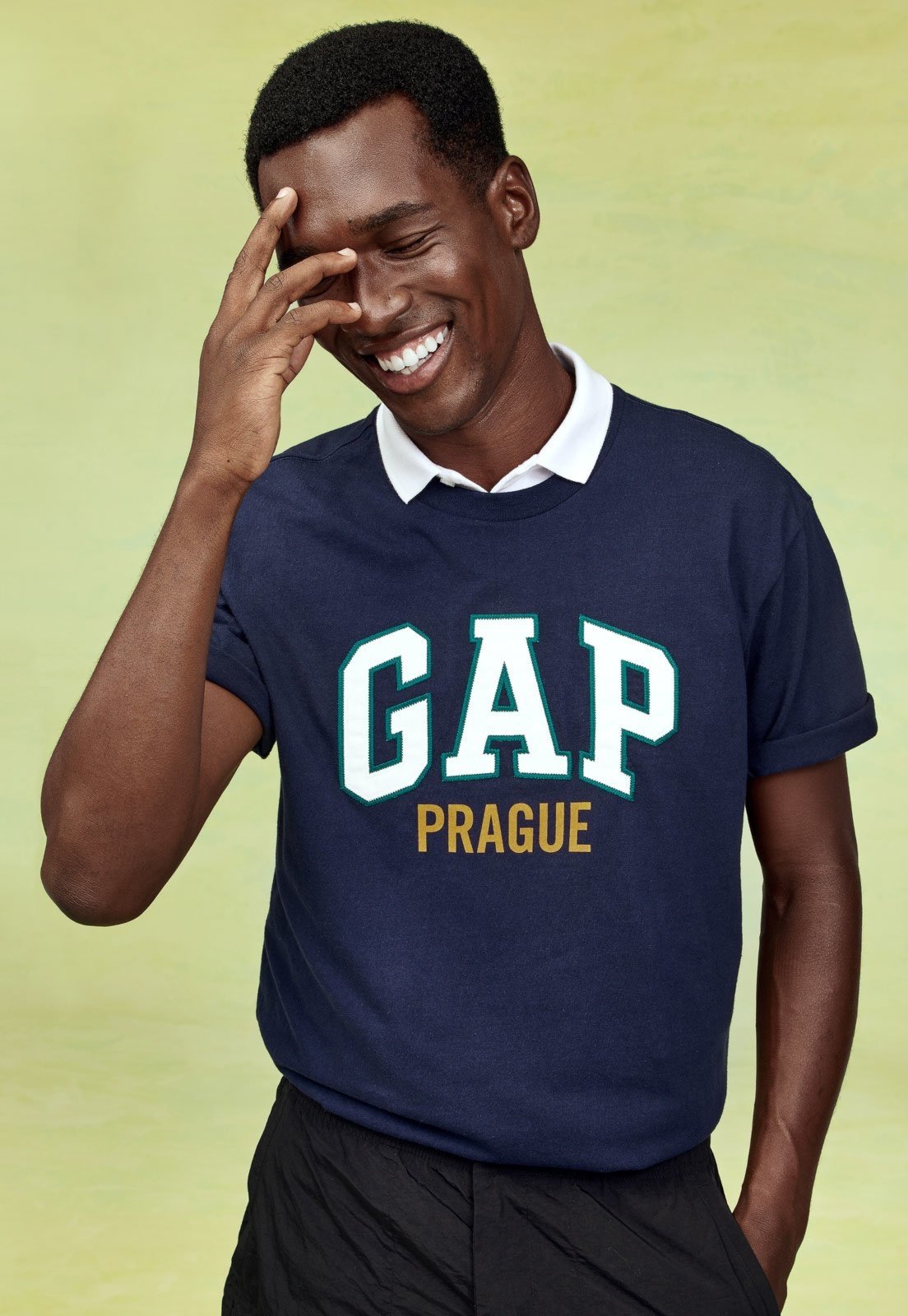 Camiseta GAP Logo Bordado Azul-Marinho