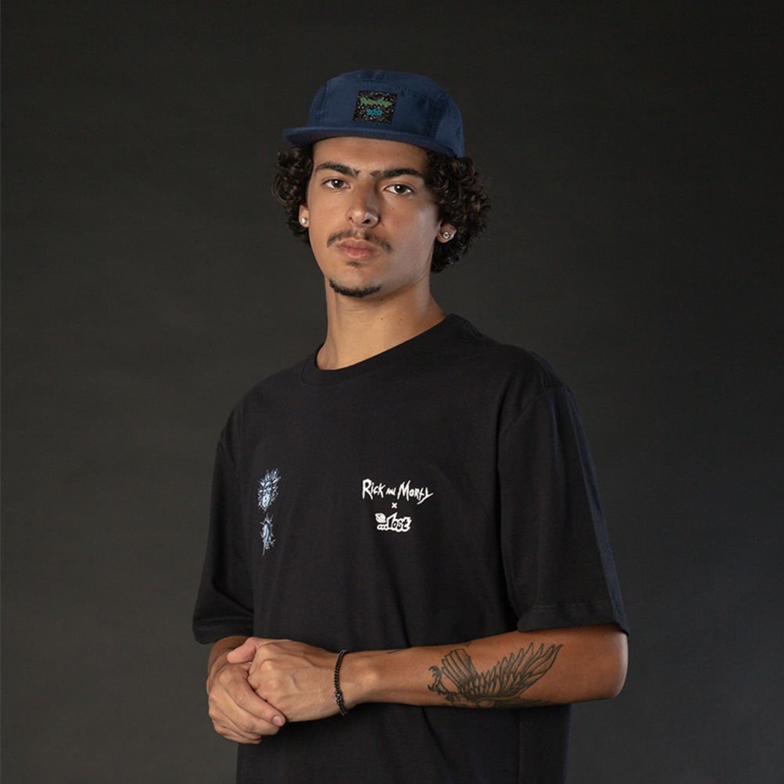 Vista 2 Camiseta Lost X Rick and Morty - Shock preto Lost preto