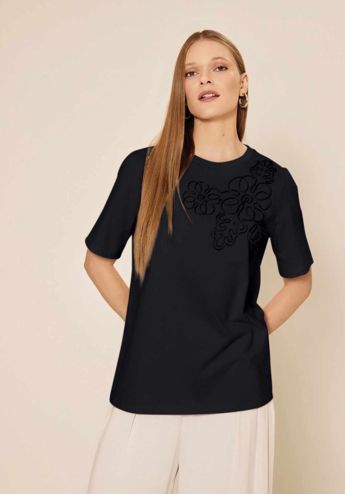 T-shirt Bordada Com Mangas Curtas
