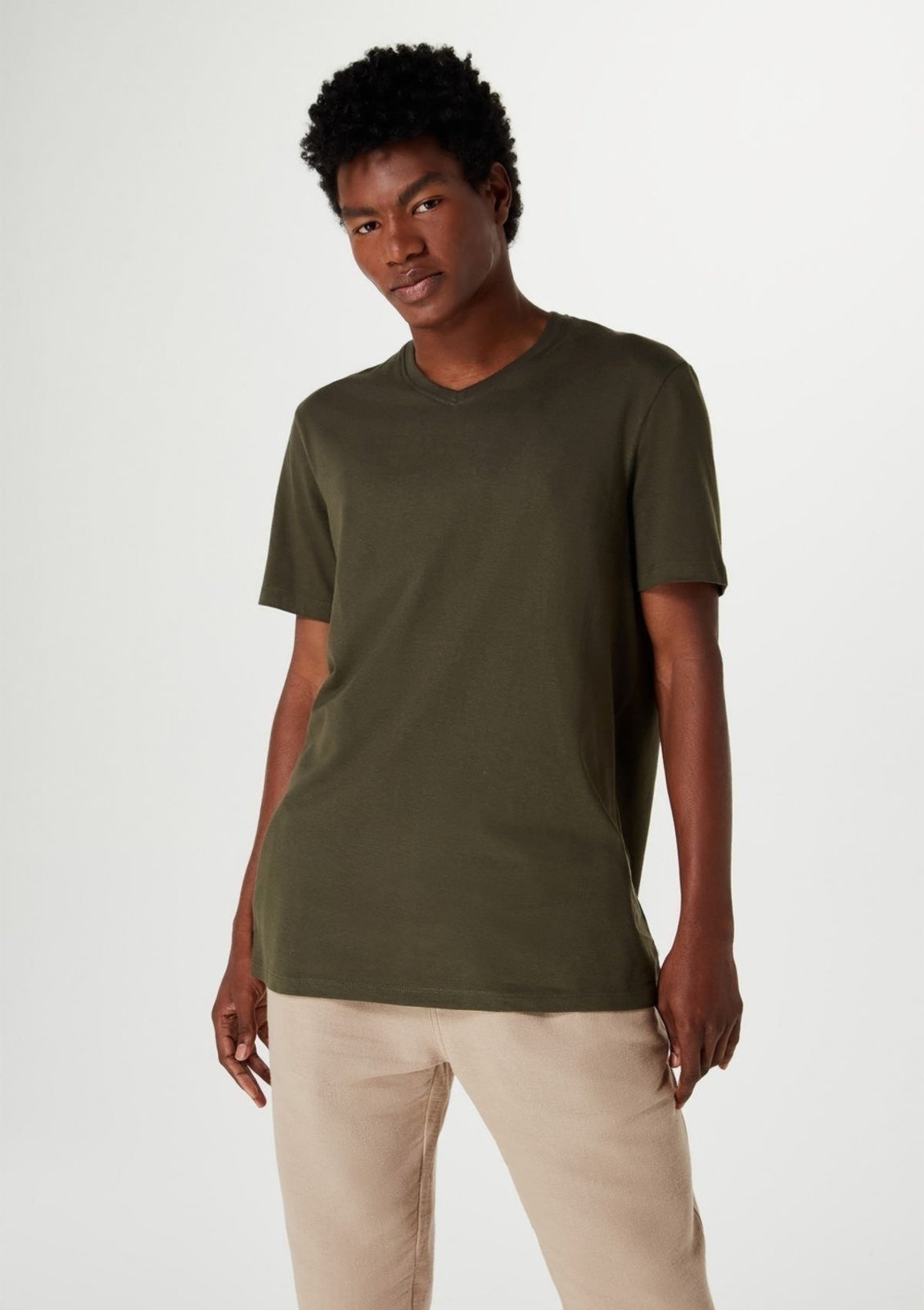 Camiseta Hering Básica Manga Curta Com Decote V World Verde Militar