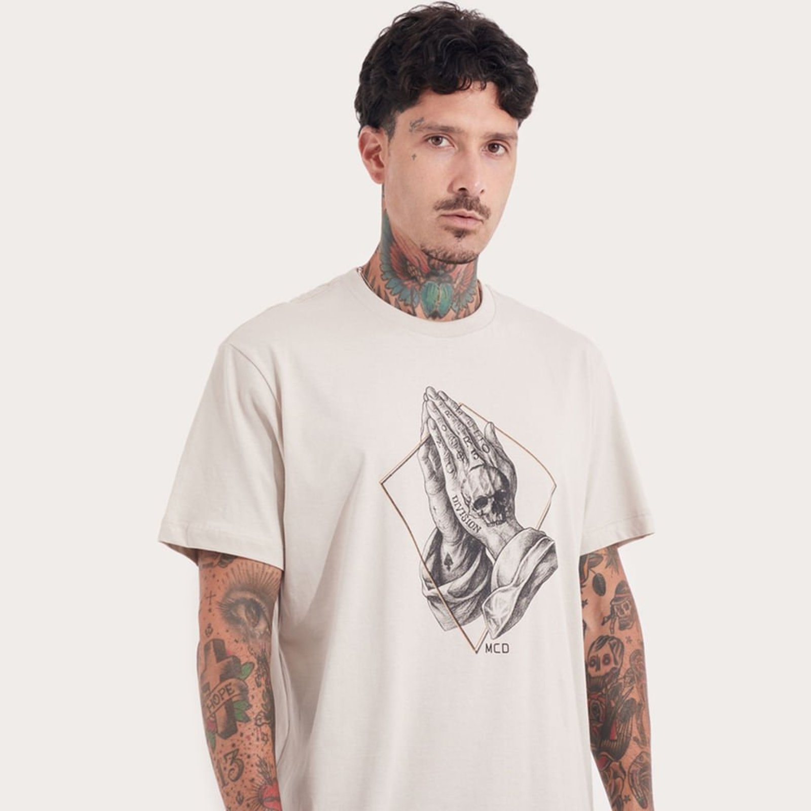 Camiseta Regular MCD Mãos Rezando