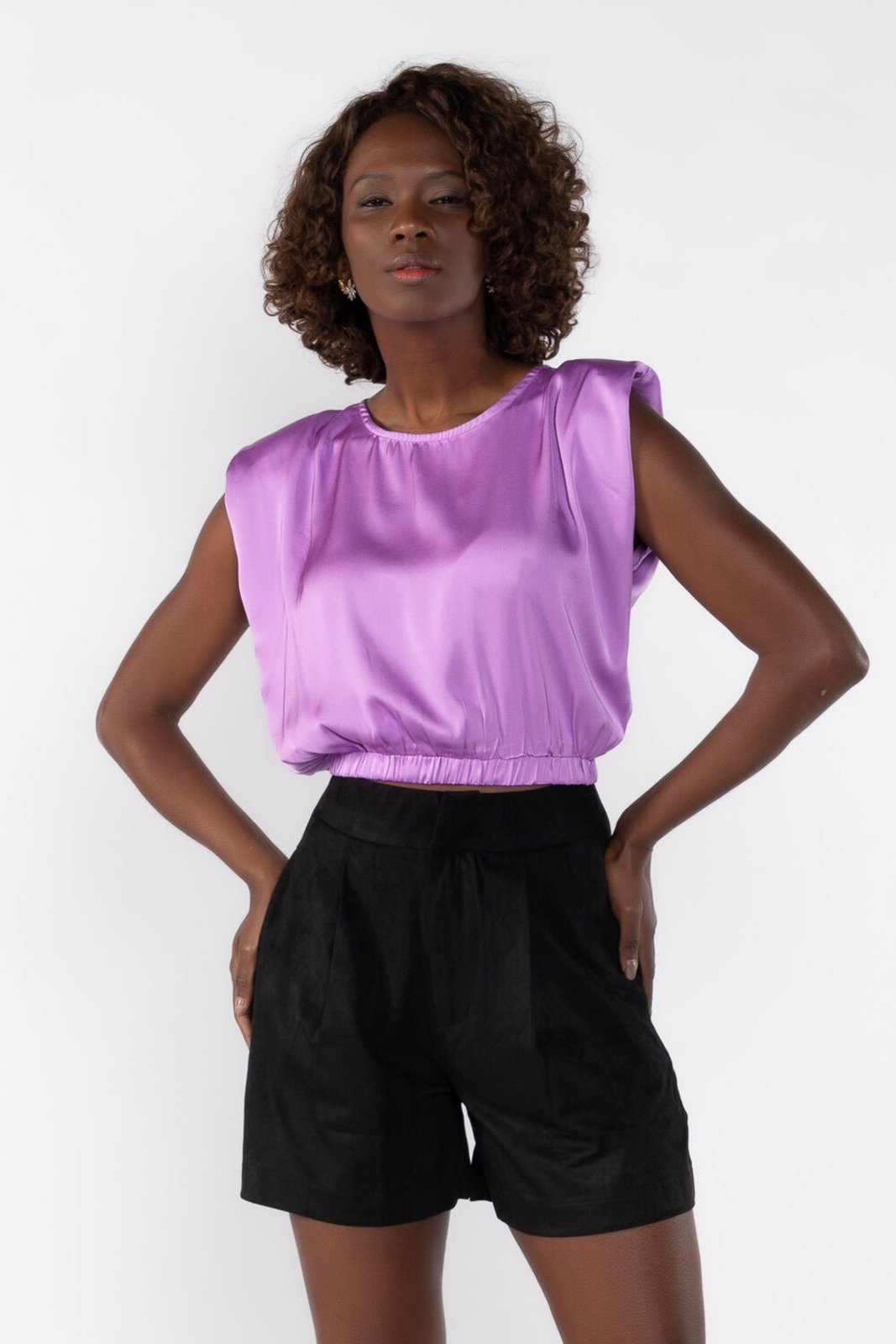 Blusa cropped com ombreiras e elastico na barra Roxo