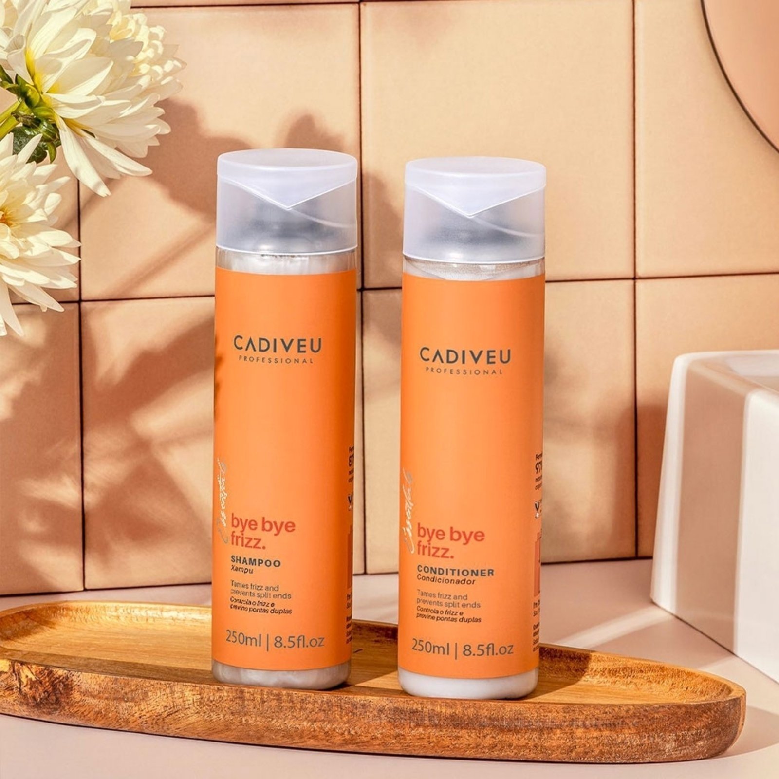 Vista 3 Kit Cadiveu Professional Bye Bye Frizz Shampoo Extra e Condicionador (3 produtos) multicolorido Cadiveu Professional multicolorido