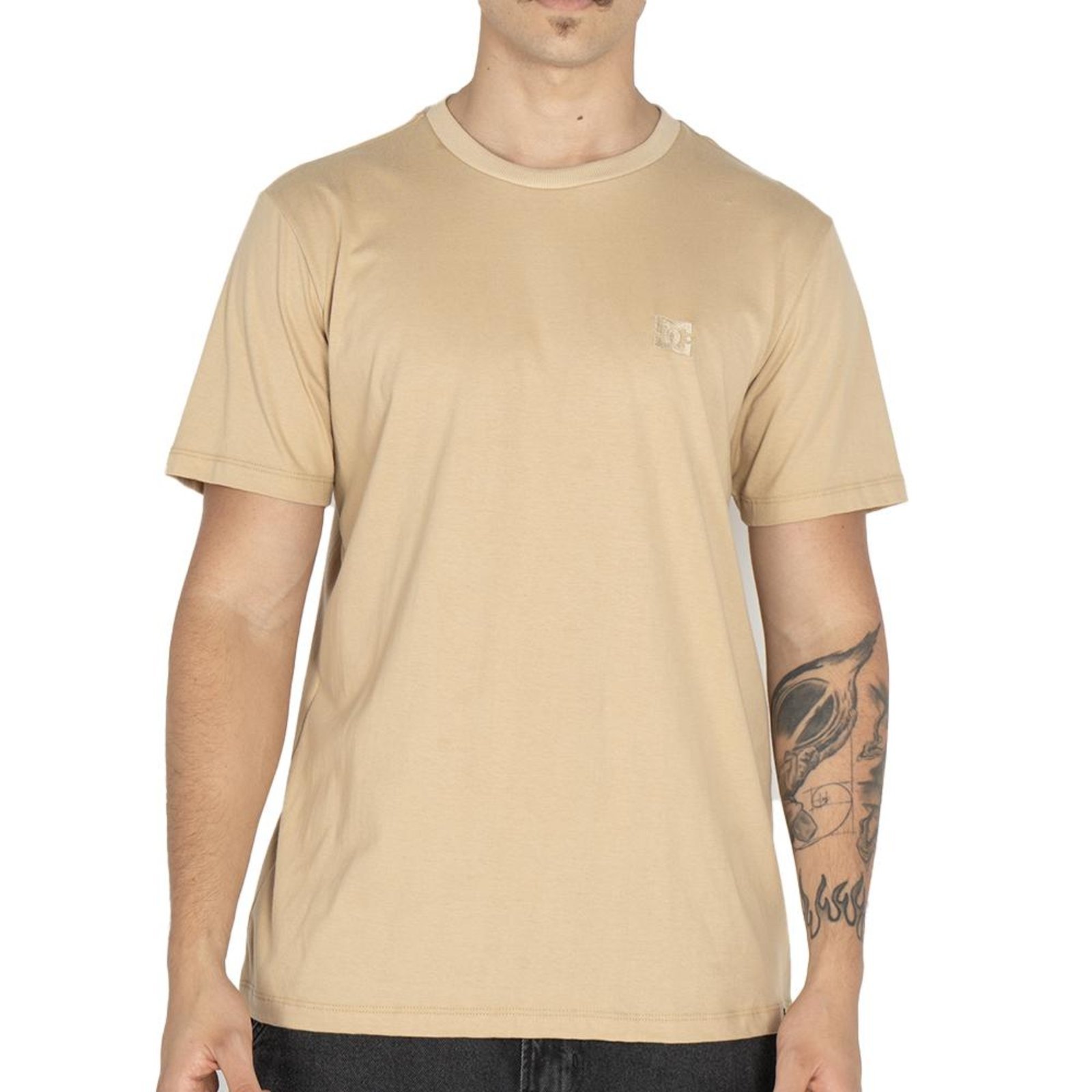 Camiseta DC Shoes Embroidery WT25 Masculina Bege