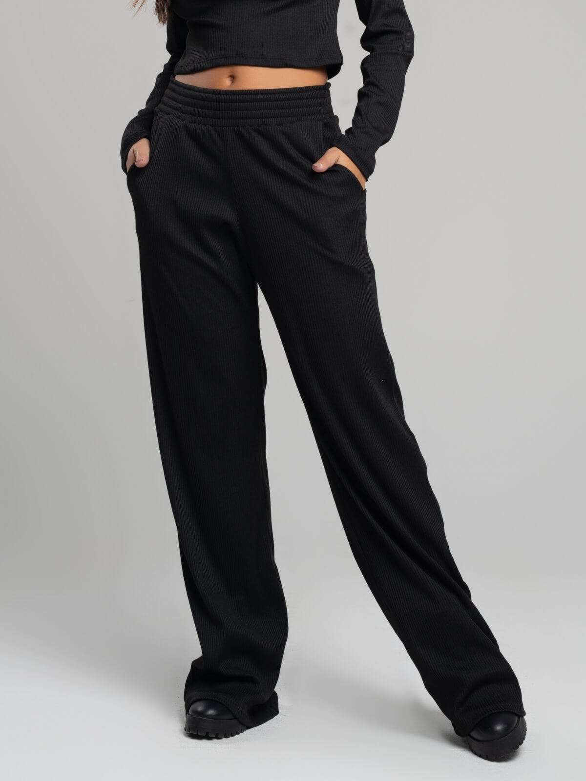 Calça Pantalona Wide Leg Canelada Vicbela Cintura Alta Moda Casual Preto Calça Pantalona Wide Leg Canelada Vicbela Cintura Alta Moda Casual Preto