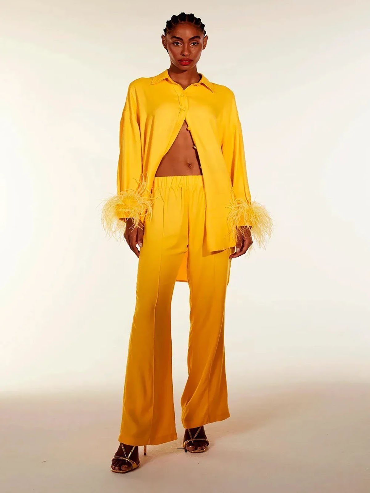 Calça Reta Zen Com Friso Na Frente Amarelo