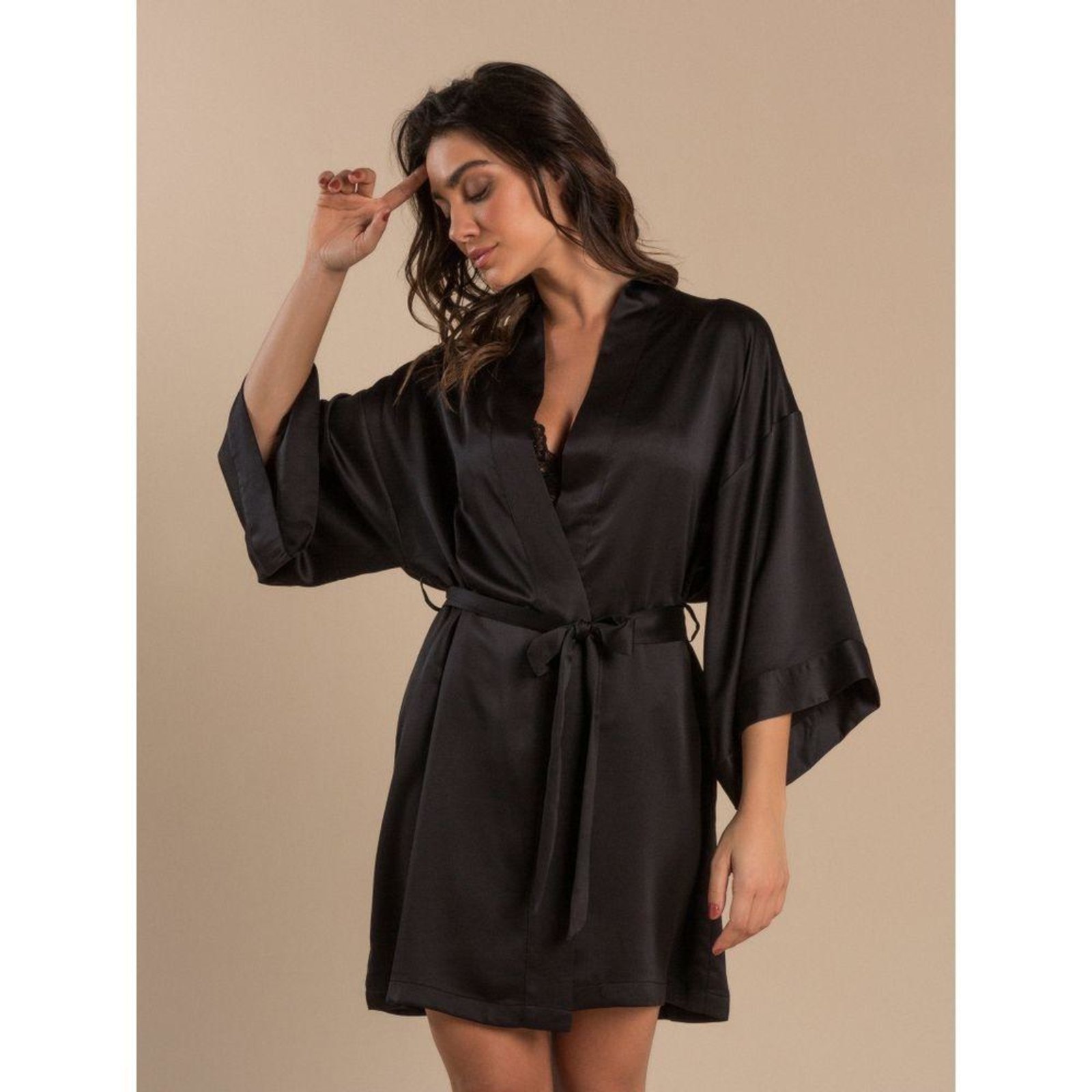 Robe Curto Manga Longa Cetim Bella Luna Preto Preto