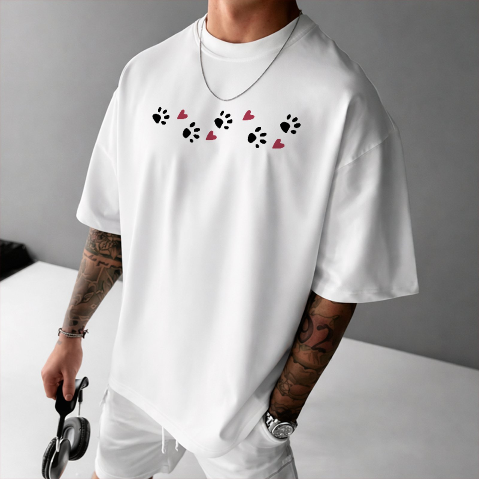 Camiseta Oversized Patinhas Coração Pet Unissex Branco