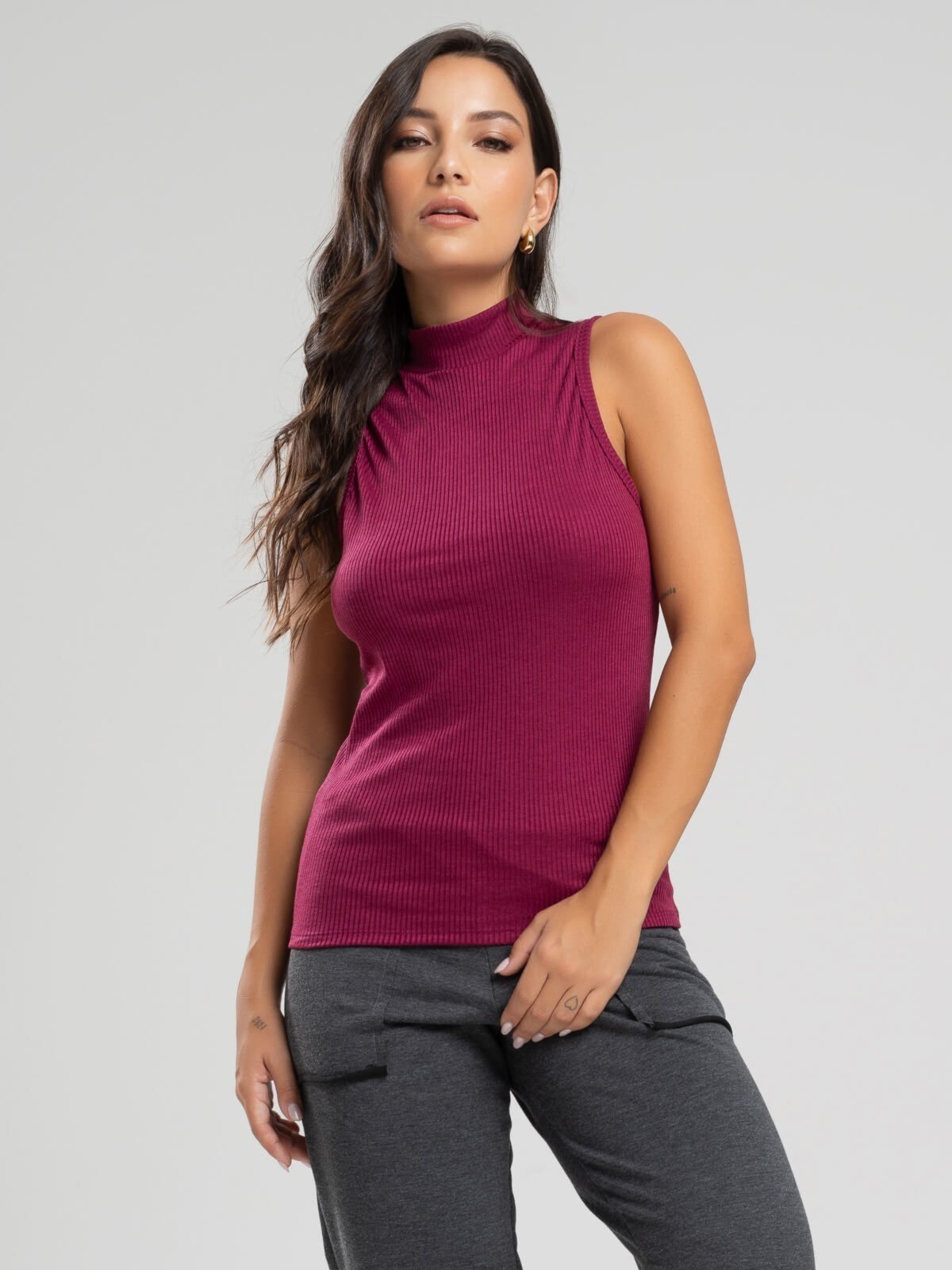 Blusa Canelada Vicbela Regata Gola Alta Vinho