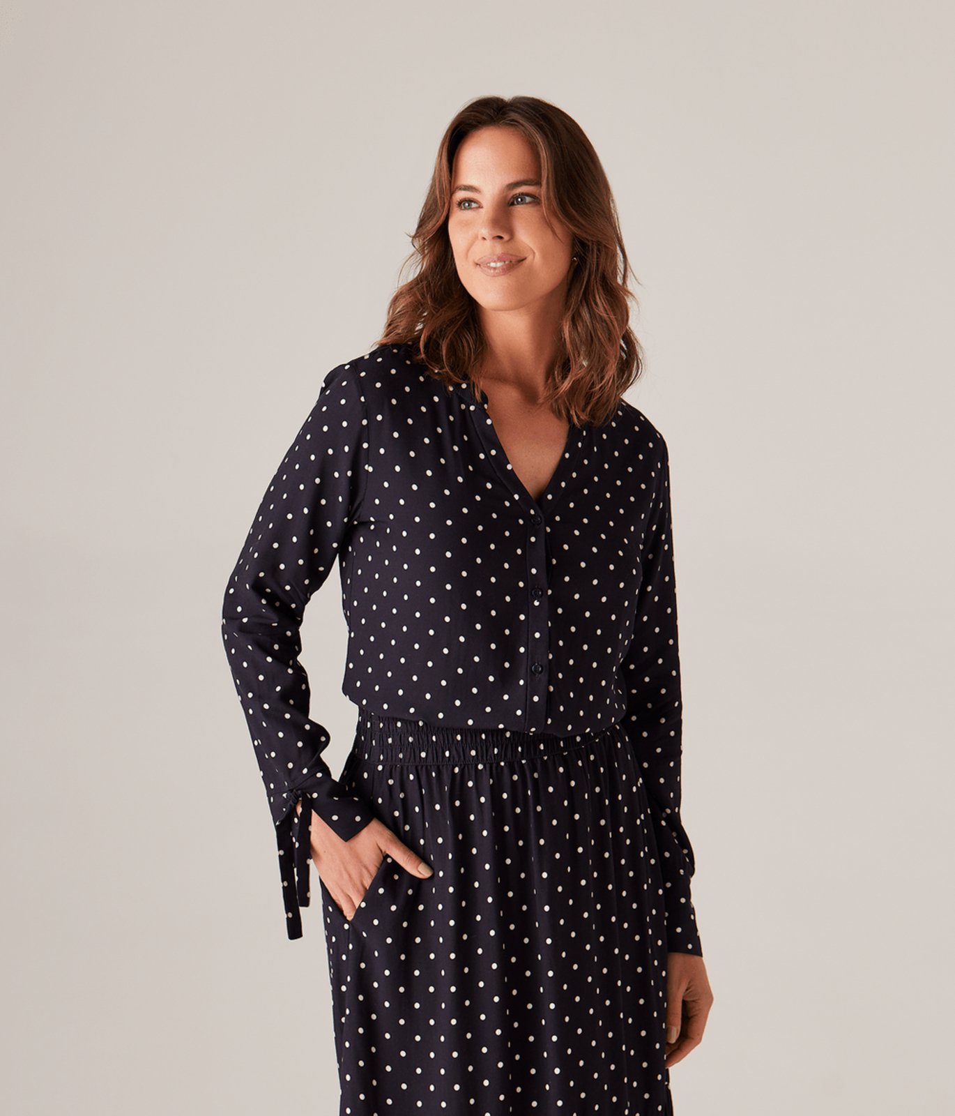 Blusa Botao Frente Com Amarracao Punho Poa Feminina Preta