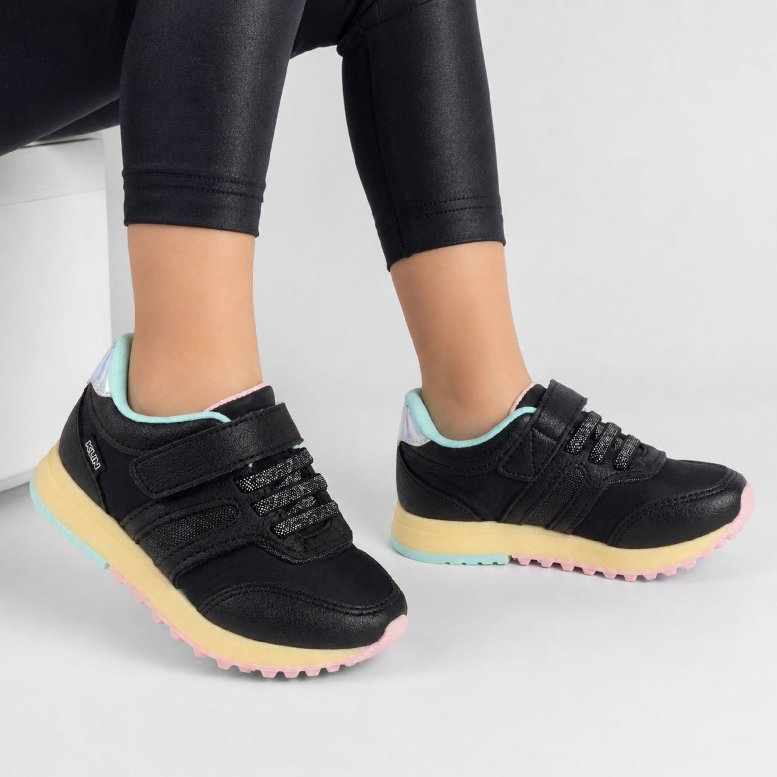 Infantil - Tênis Feminino Klin Walk Preto com Detalhes Coloridos