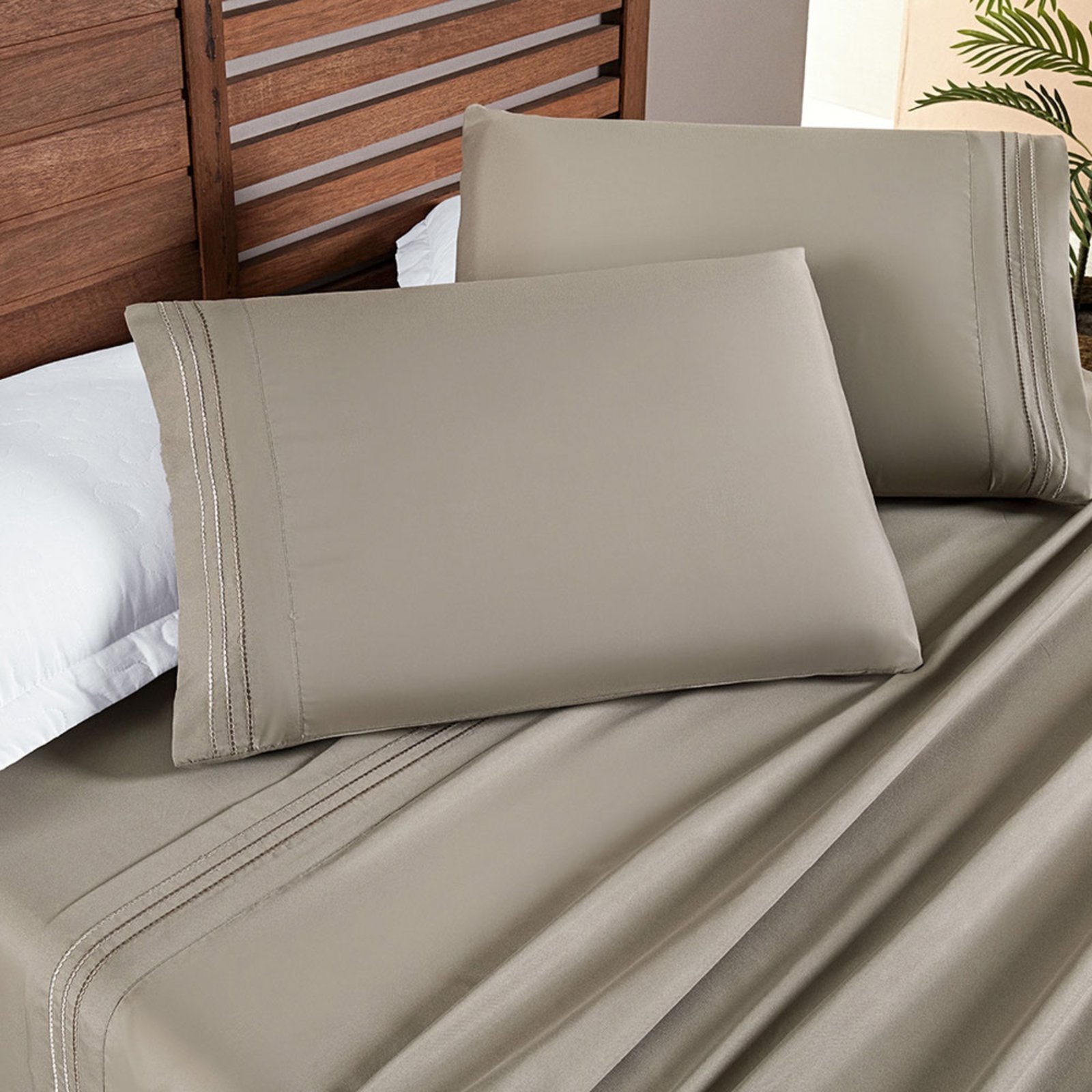 Jogo Cama Lençol Casa Scarpa Honore Casal Padrão Micro Percal 200 Fios c/ Detalhes Bordados 4 Peças - Taupe Bege