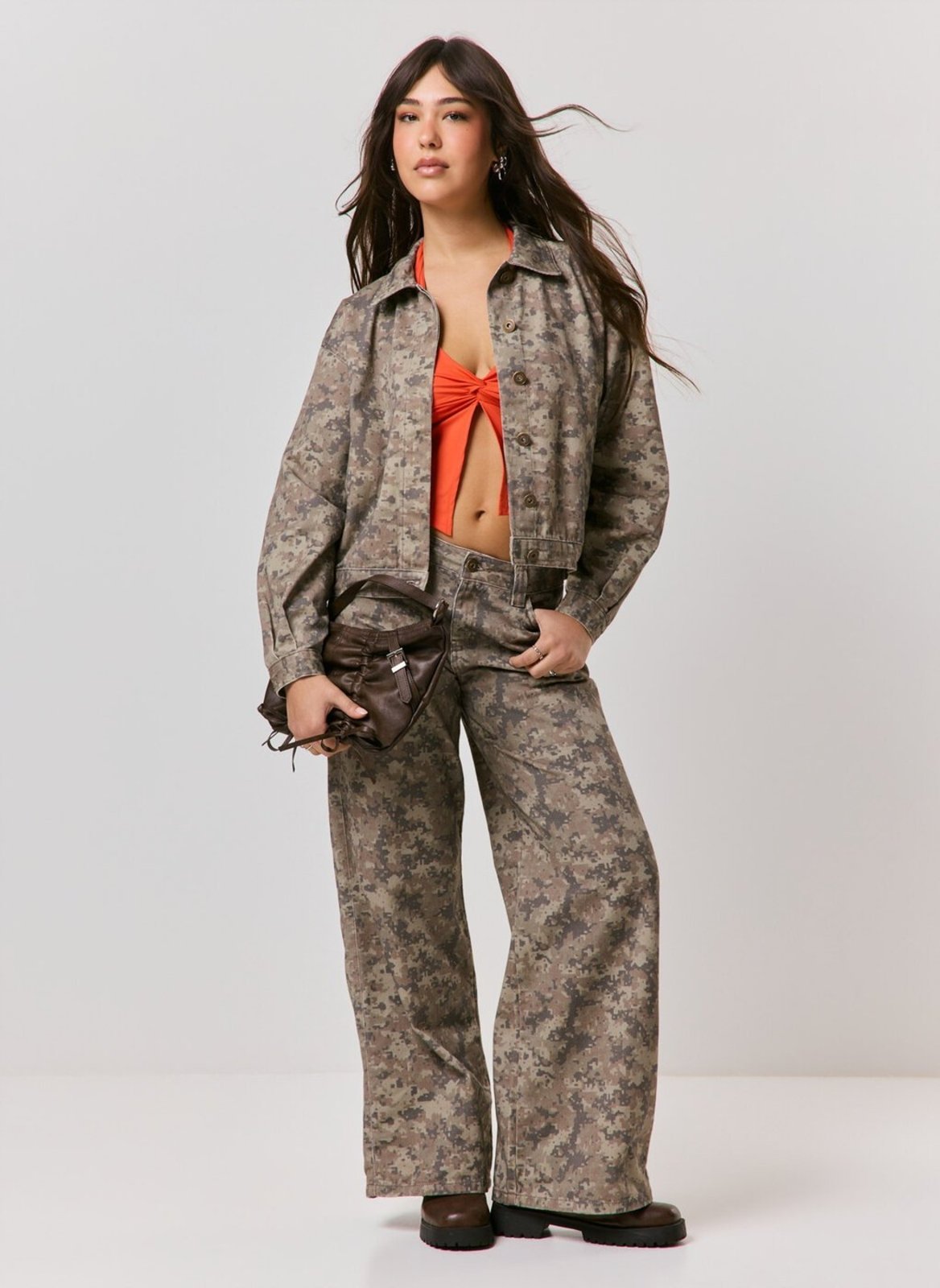 Calça Wide Leg Sarja Estampa Camuflada Digital