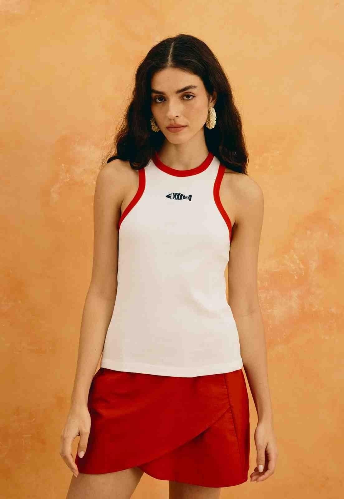 Regata Rib Bordado Peixe Vermelho