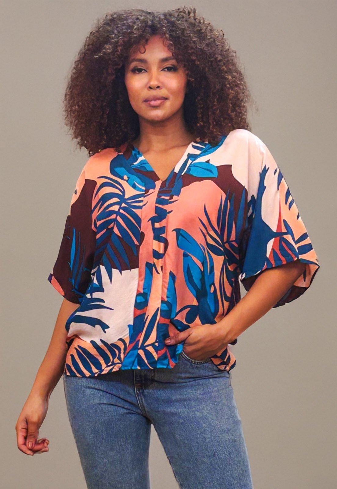 Blusa Cabanafree Gola V Manga Curta Estampa Urban Jungle