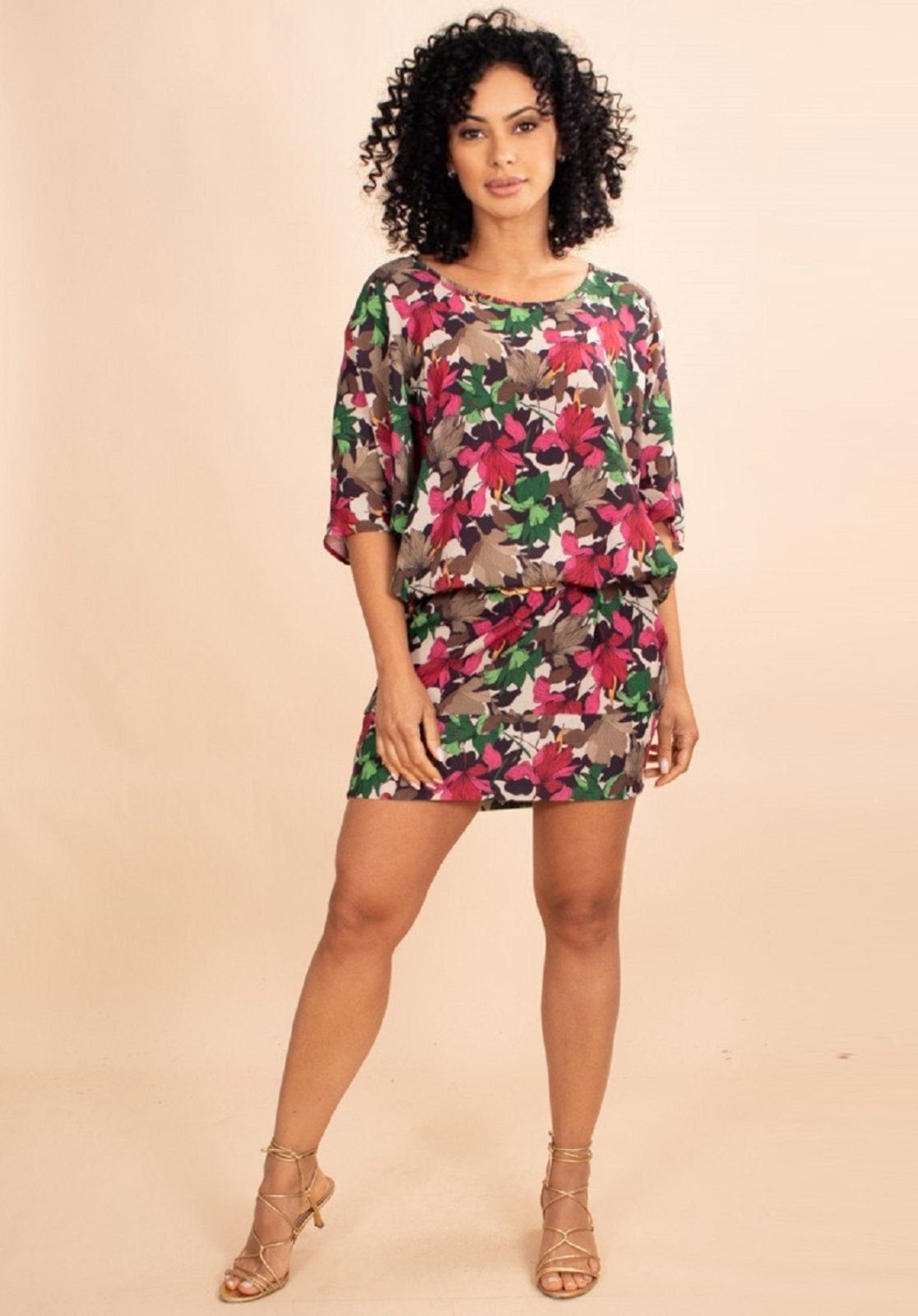Vestido Curto Plano Morcego Estampa Flores De Mel