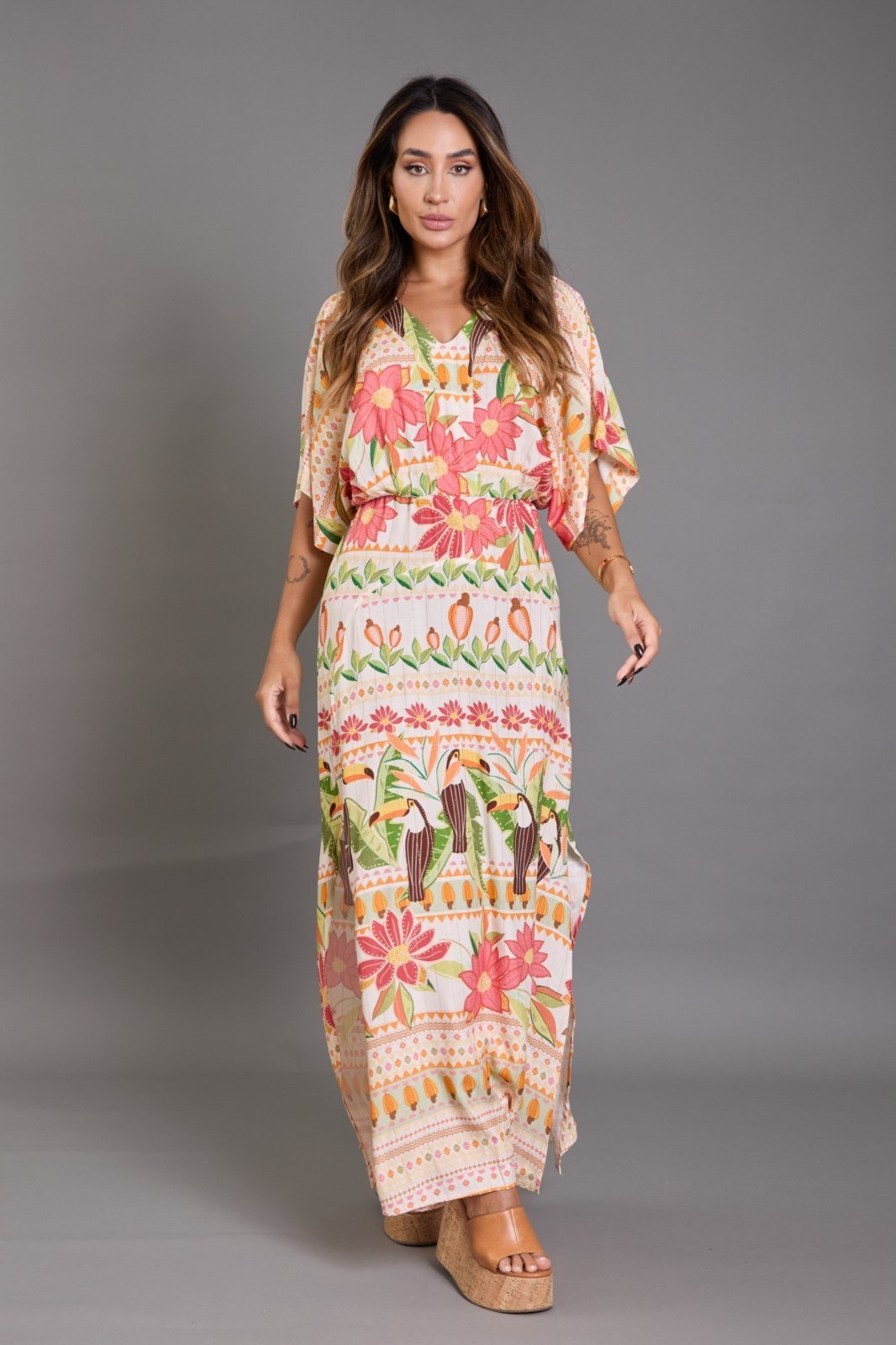Vestido Longo Estampa Tropical Fio de Ouro com Fenda Lemier Collection Bege